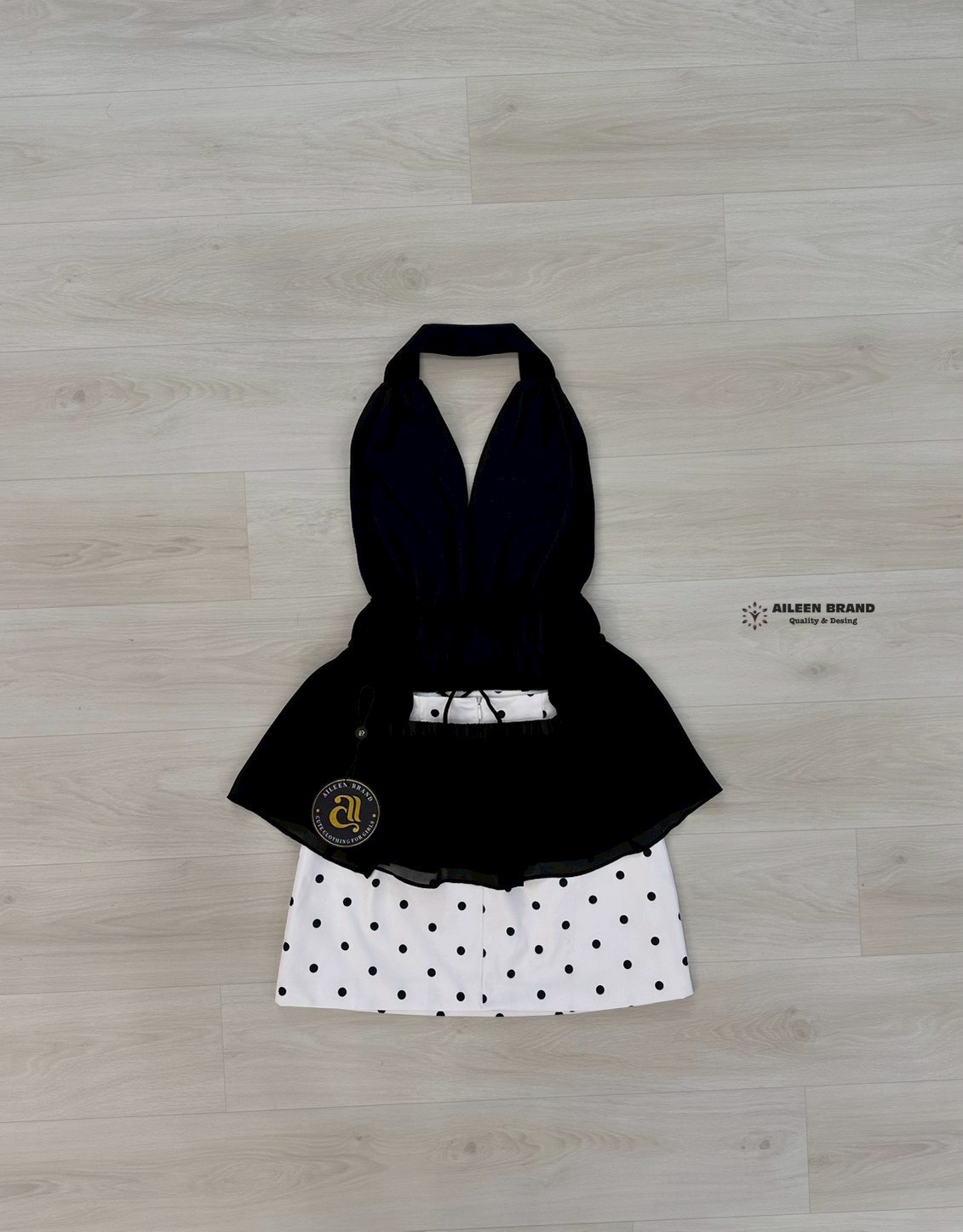 Set.2 ชิ้น เสื้อ+กระโปรง เสื้อคล้องคอสีดำคอวีลึกเนื้อผ้าชีฟอง ด้านหน้าและหลังผูกเชือก (ขอบด้านหลังมีสม๊อก) ชายเสื้อบานเล็กน้อย สายด้านหลังสามารถปรับรูดสายผูกเองได้ ใส่แล้วเซ็กซี่ มาพร้อมกระโปรงเอวสูงทรงเอลายจุด ซิปหลัง มีซับใน