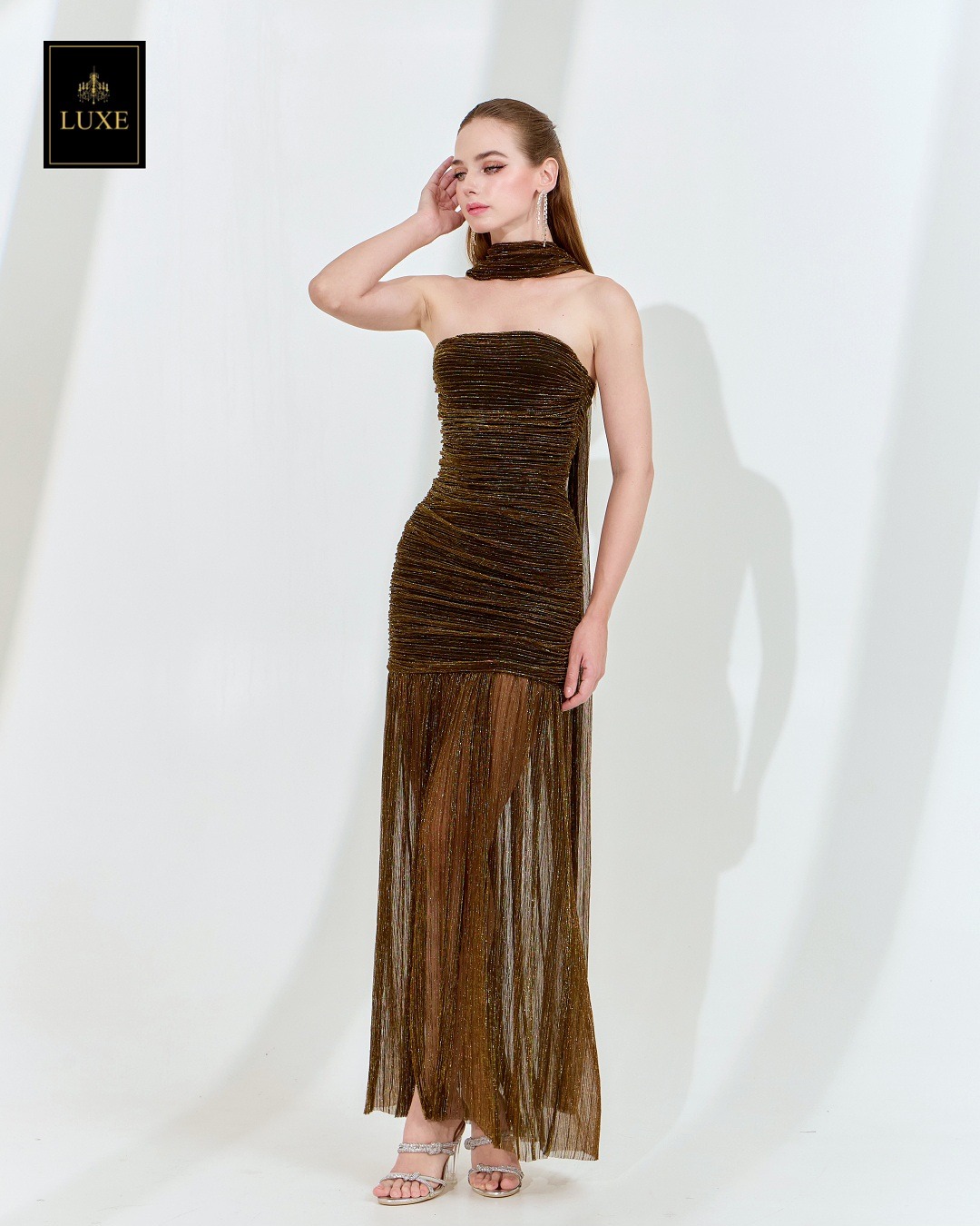 Label : LUXE ☑️เดรสเสื้อเกาะอกทรงเข้ารูป กระโปรงต่อชายระบาย ผ่าหน้า มาพร้อมผ้า mmคลุมไหล่ ปรับเป็นผ้าพันคอได้ ☑️ทำจากผ้าราเม่อัดพลีท ผสมดิ้นเมทัลลิก เล่นแสงวิบวับ ผ้านุ่ม ยืดหยุ่น ☑️มีซิปซ่อนและซับในอย่างดี