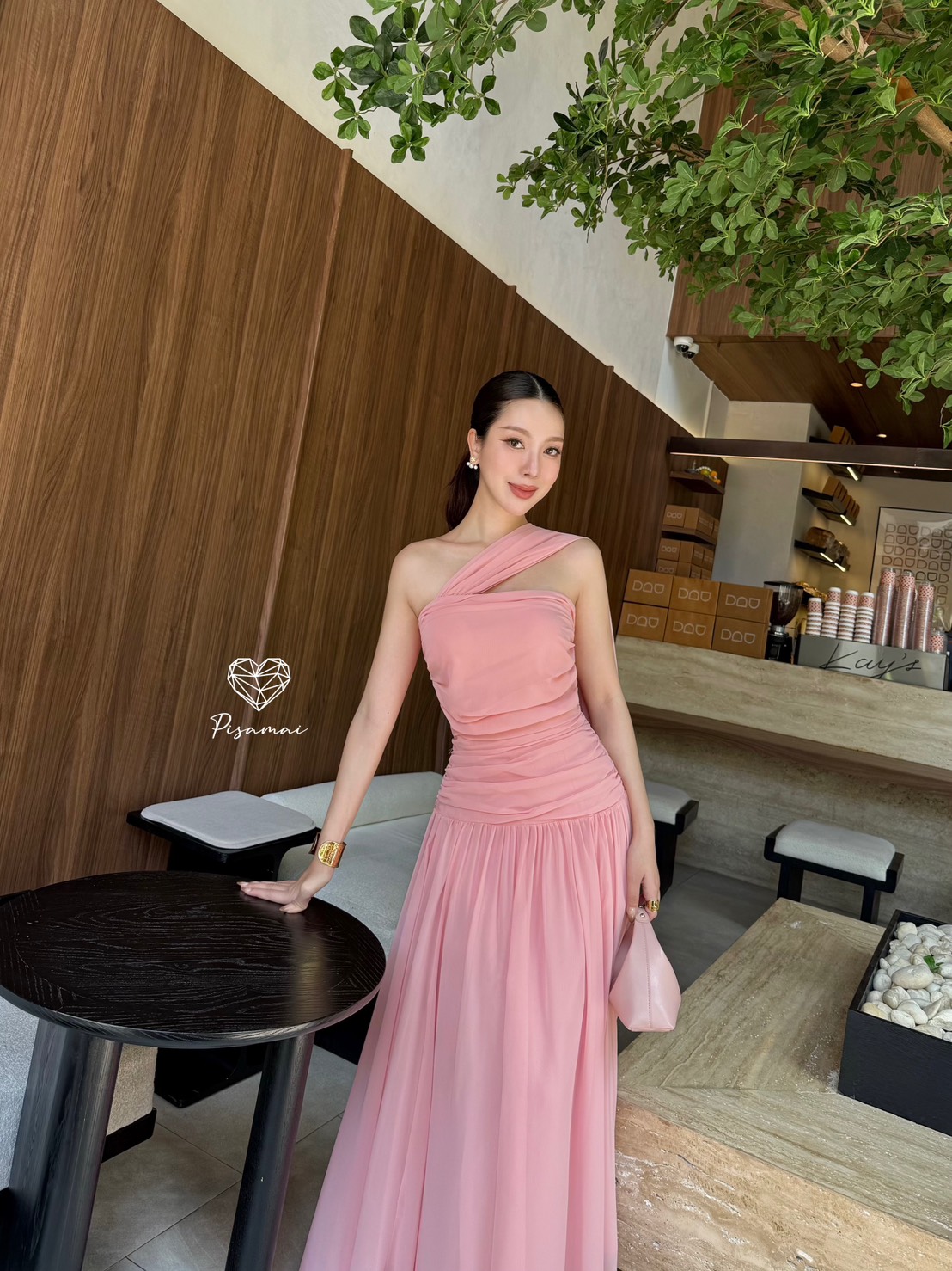 เดรสสีชมพูตัวบานทรงพาดไหล่ไปงาน สวย ราชนิกูลมากก ราคานี้มือต้องไวเลยค่า รุ่นนี้ใส่สวย เนื้อผ้าดีมากกกกกกก ห้ามพลาดเลยค่า #pisamaibrand #ชุดไปงานแต่ง #ชุดเพื่อนเจ้าสาว #เพื่อนเจ้าสาว