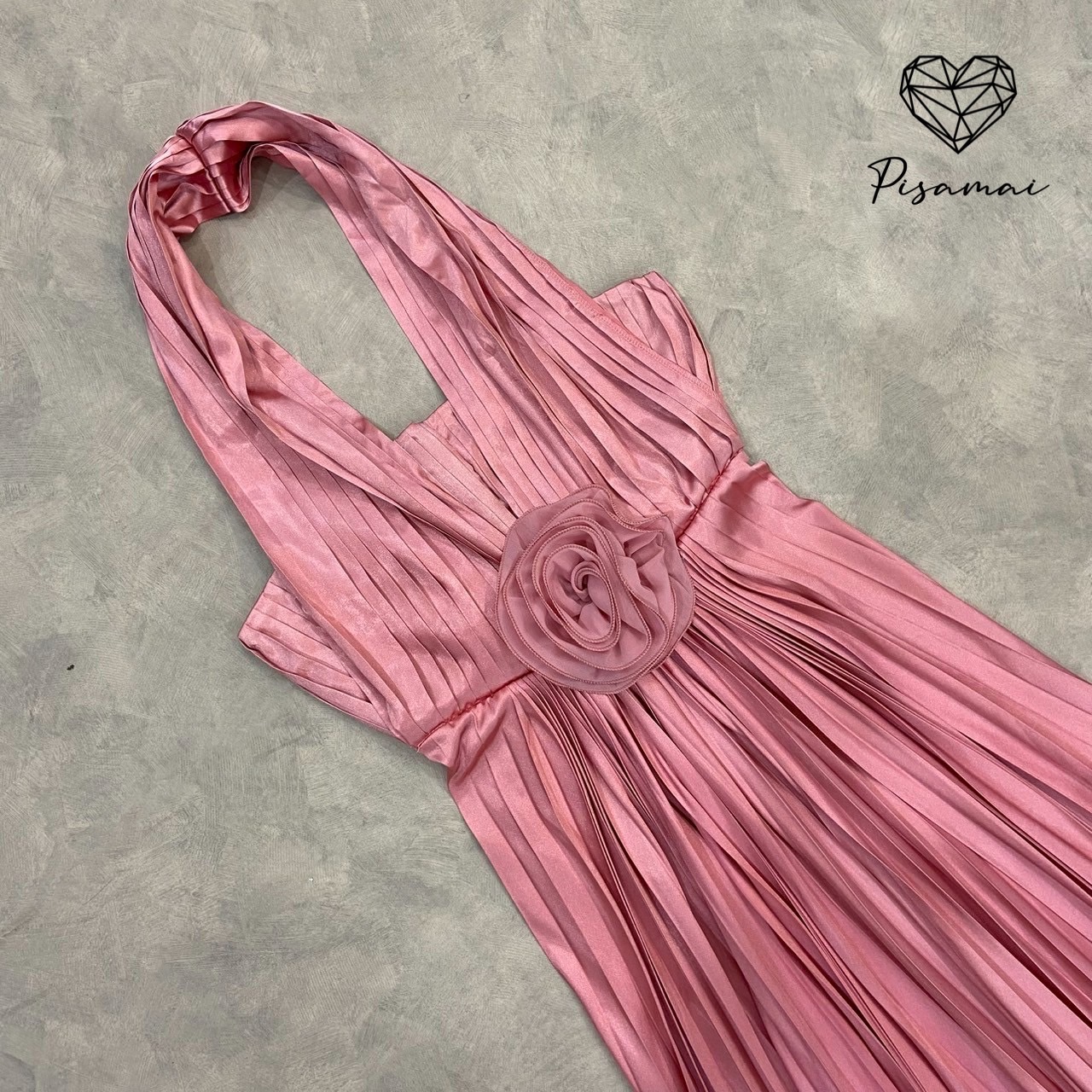 เดรสคล้องคอพลีตตัวยาวมาคู่ติดกับดอกไม้ใหญ่ทรงสวย หรู ดูแพง ใส่ไปงานแต่งแบบเฟียสๆ แกรมๆ ได้ไม่ซ้ำใคร#pisamaibrand #งานป้ายพิศมัย #งานตามหา #ชุดไปงาน #ชุดไปงานแต่ง #ชุดเพื่อนเจ้าสาว #ชุดเพื่อนเจ้าสาวราคาถูก