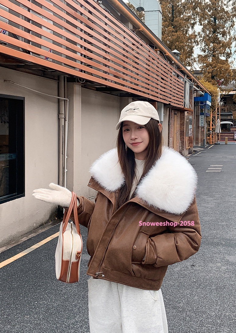 แค่ใส่ก็ได้ลุค “Luxury Winter Girl” แจ็คเก็ตดาวน์ปกขนเฟอร์ ทรงโอเวอร์ไซส์สุดเก๋ กันหนาวติดลบได้จริง ใส่ถ่ายรูปก็สวยปัง! มี 6 สี เลือกแมทช์ได้ทุกสไตล์