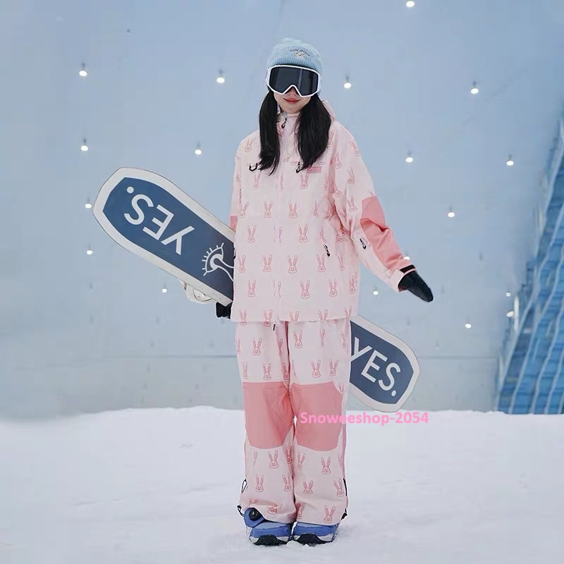 พร้อมลุยทุกลานหิมะ ชุดสโนว์บอร์ด / ชุดสกี กันหนาวระดับมืออาชีพ กันหนาวติดลบ ใส่แล้วอุ่นสบาย กันน้ำ กันลม กันหิมะสุดพลัง ทรง Oversize ใส่หลวมๆ เท่ได้ทั้งชาย & หญิง จะสกี จะสโนว์บอร์ด หรือแค่โพสท่าถ่ายรูป ก็คูลสุดๆ
