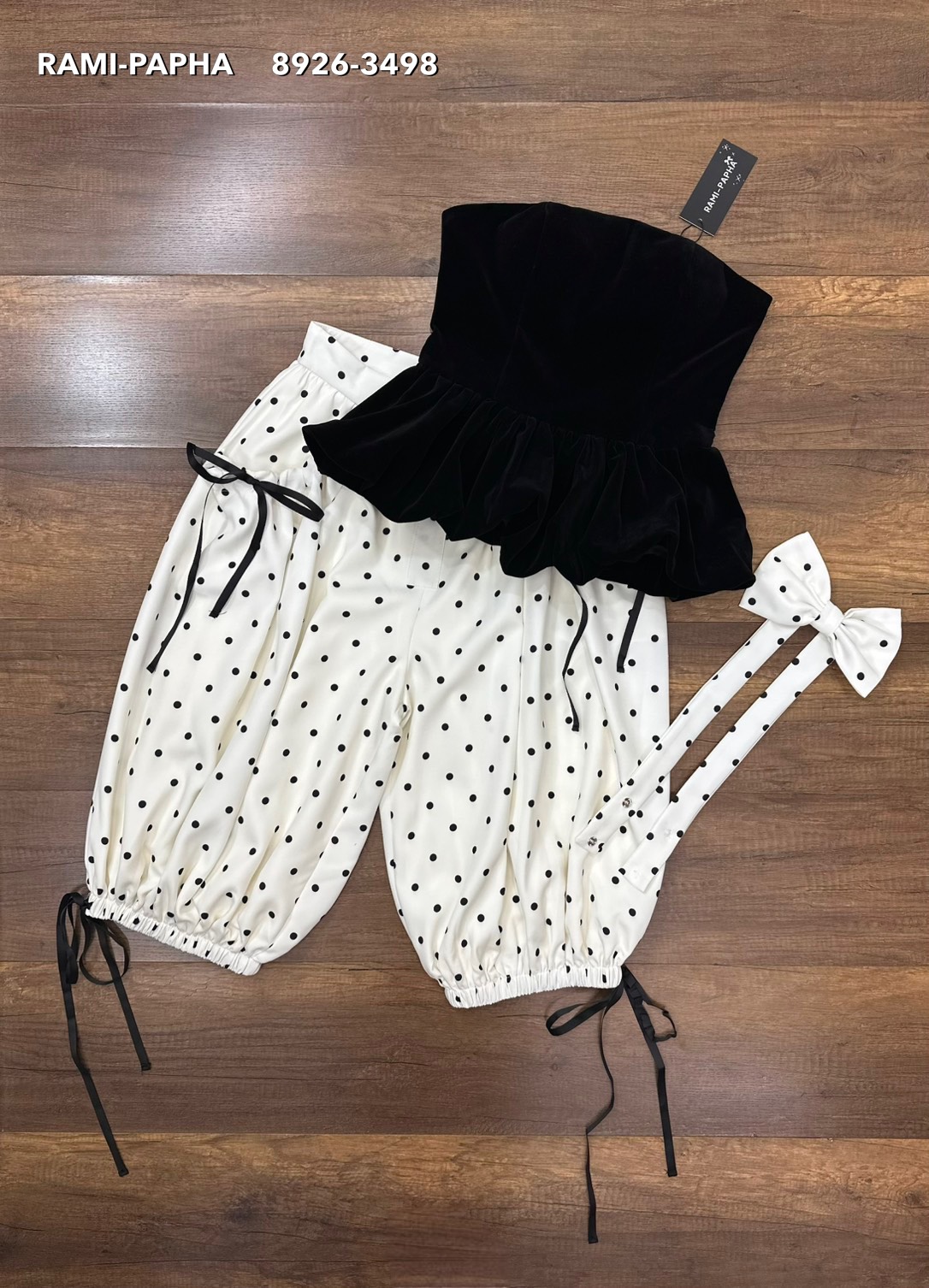 Label :: RAMI-PAPHA(รมิปภา) Polka Dot Set. คอลใหม่ล่าสุด! เสื้อเกาะอกดีไซน์เก๋ เนื้อผ้ากำมะหยี่สีดำอย่างดี อกมีฟองน้ำจัดให้ทรงสวย มีกันลื่นรอบอก ซับในอย่างดีทั้งตัว ซิปหลัง **เนื้อผ้าสวมใส่สบาย ++กางเกงลายจุดทรงเก๋ ทรงฮ๊อตฮิตสไตล์สาวเวียด มีกระเป๋าใช้งานไ