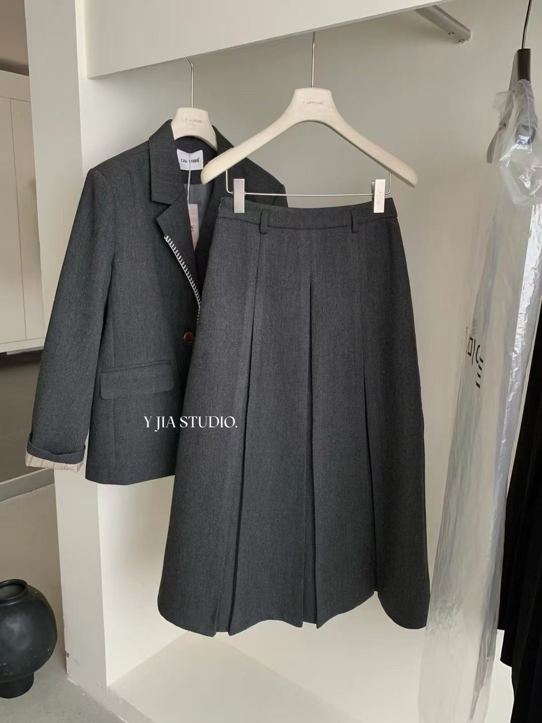 MAYA SHOP 7789# Set 2 pcs เสื้อBlazer มีฟองน้ำเสริมบ่า + กระโปรง งานซิป ข้าง มีซับใน เนื้อผ้าดีทรงสวย TAG : Y.JIA STUDIO 🇰🇷