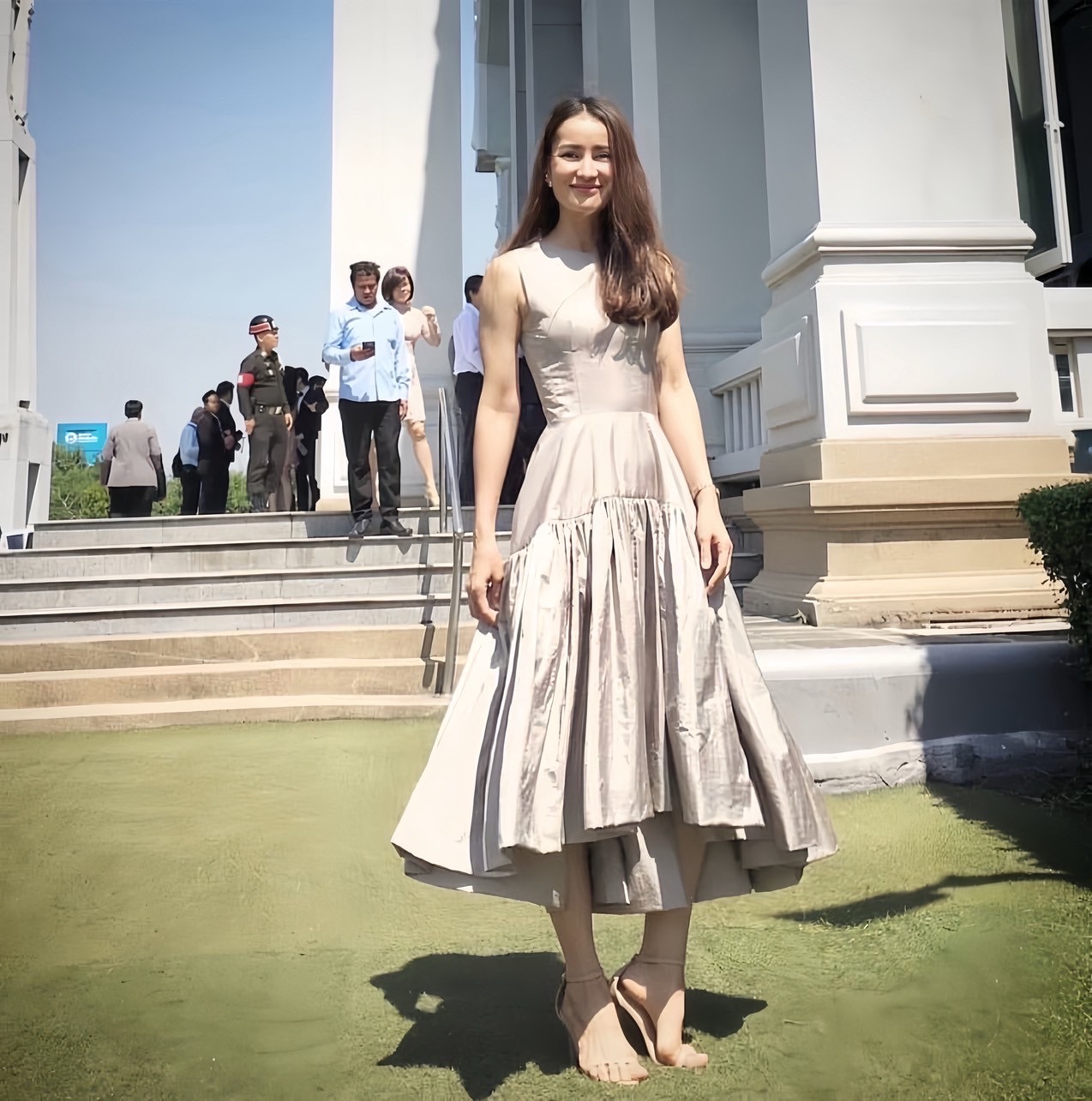เดรสแขนกุดสีเทา มาใตทรงหางปลา หน้าสั้นหลังยาว ฟินนาเล่ ใช้ผ้าเยอะสุดๆ เก็บทรงดีมาก เฟียสๆ แกรมๆ ได้ไม่ซ้ำใคร