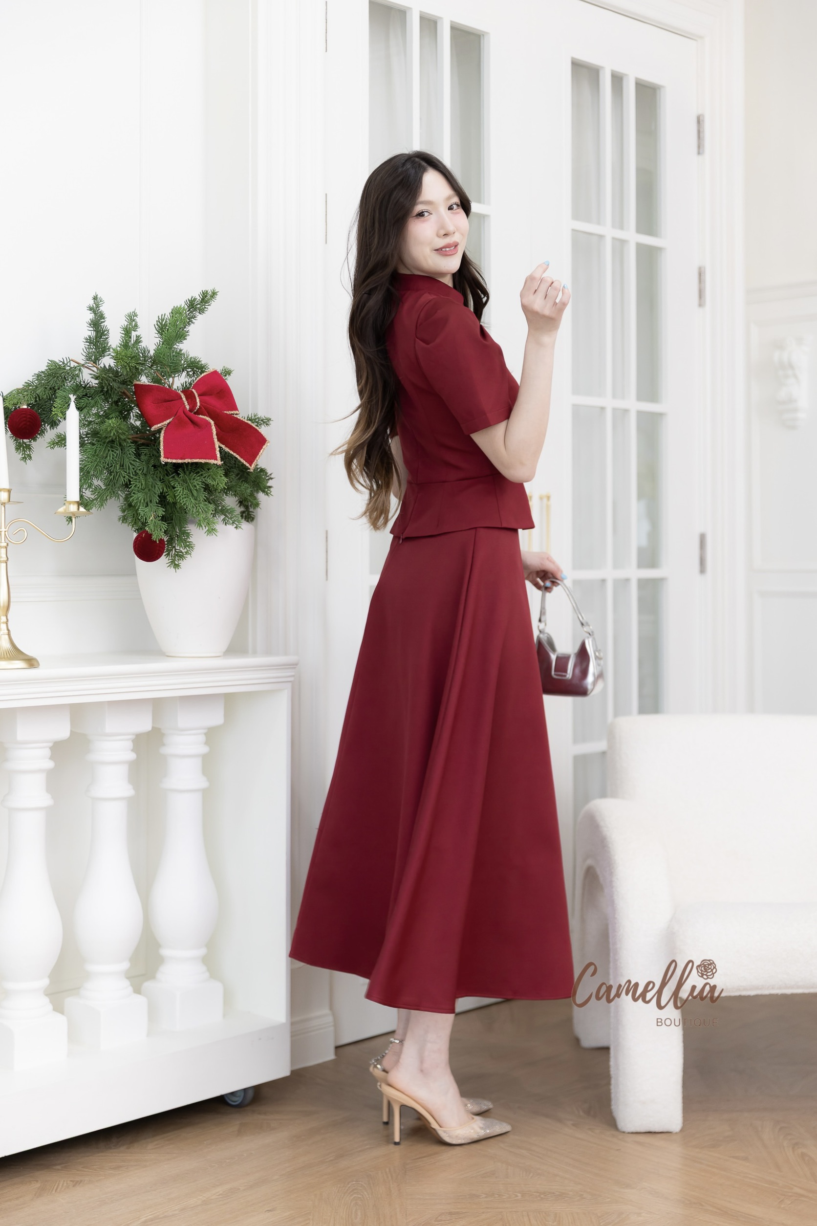 ชุดSetเสื้อคอปีนแต่งกระดุมสีทองด้านหน้า เสื้อมีซิปด้านหลัง สวมใส่ง่าย + กระโปรงทรงปล่อยเอวสูง ชุดนี้ใส่ต้อนรับปีใหม่ได้เลยคะ