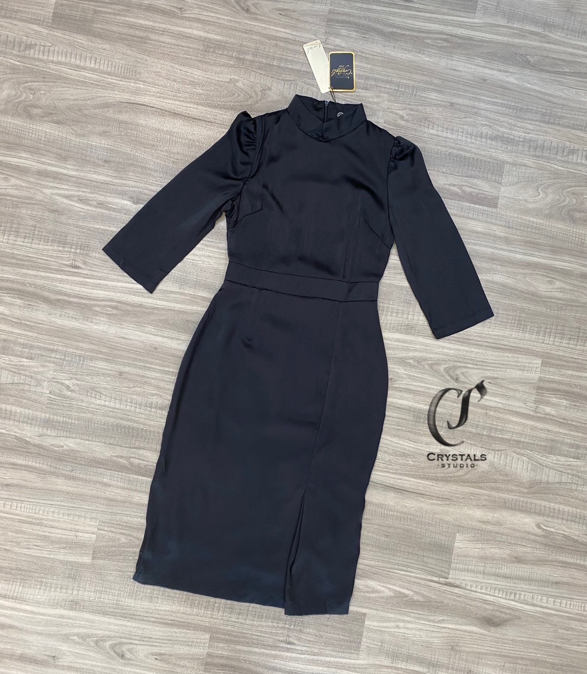 เดรสสีดำ ดีไซน์เรียบหรู เสริมความสวยงามด้วยทรงคอจีน แขนยาวทรงสุภาพ รุ่นนี้ตัดเย็บเข้ารูป ช่วยให้สวมใส่แล้วดูหุ่นเพรียว เหมาะสำหรับใส่งานพิธีการต่างๆ แนะนำให้มีติดตู้ไว้เลยค่าาส