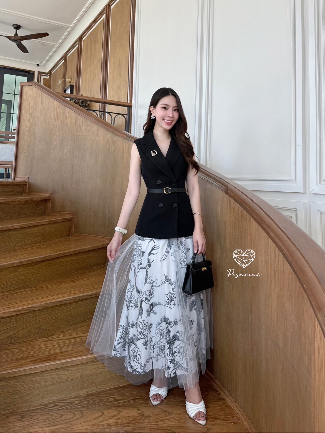 เซ็ตเสื้อคอปกแขนกุดผ้าสูทสีดำมาคู่กับกระโปรงกราฟฟิกสีครีมคลุมผ้าตาข่าย พร้อมเข็ดขำเข้าเซ็ต ใส่แล้วโลกสดใสมากๆค่ารุ่นนี้ ใส่vacayถ่ายรูปกับแก๊งค์เพื่อนๆไม่มีผิดหวังเลยค่า ห้ามพลาดเลยน้าตัวนี้