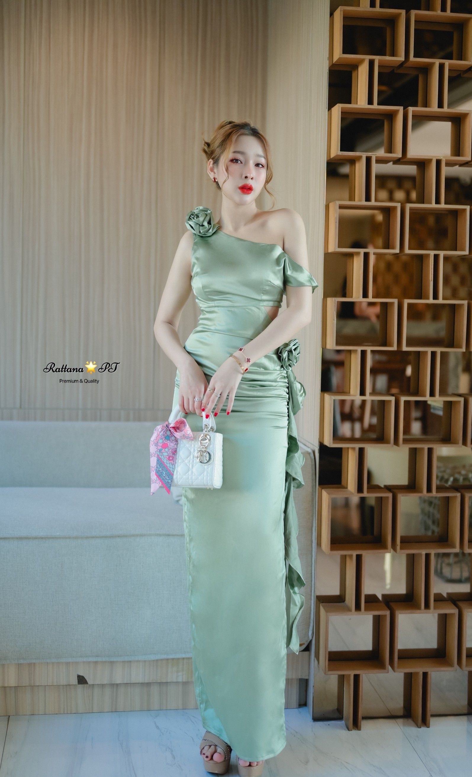 ชุดเดรสยาวสีเขียวปาดไหล่เก๋ๆ แต่งด้วยดอกไม้สามารถถอดออกได้ติดตรงไหนก็ได้ ชุดมีซับในอย่างดี ผ่าด้านข้าง ชุดมีซิบด้านหลัง เนื้อผ้าซาตินอย่างดีสวยดูแพง ใส่แล้วขับผิวให้สว่างขาวดูมีออร่า ใส่ไปงานแต่งตรีมเขียวรับรองเริ่ดมาก ห้ามพลาดเลยคร้า ของสวยหมดไวนะคะ จัดด