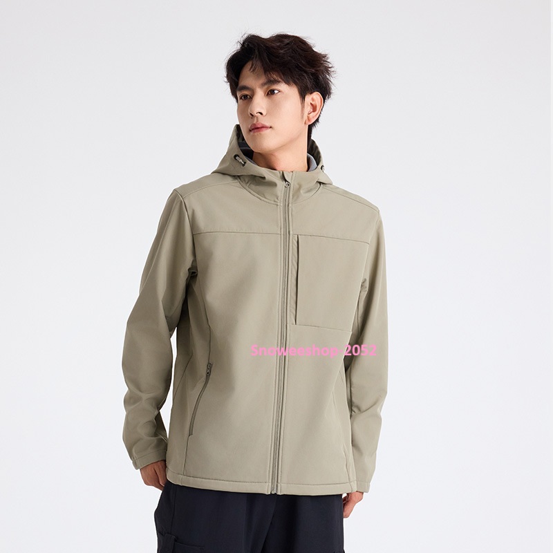 หนาวนี้…ต้อง “ซอฟต์เชลล์พรีเมียม” เท่านั้น กันลม กันน้ำ ได้จริง ซับในกำมะหยี่ หนานุ่ม อบอุ่นสุดๆ ใส่ได้ทั้งผู้ชาย-ผู้หญิง คู่รักก็เท่ มี 5 สี | ไซส์ S-7XL ครอบคลุมทุกสไตล์ จะถ่ายเดี่ยวหรือถ่ายคู่ บอกเลยว่าภาพออกมาดูแพงทุกช็อต