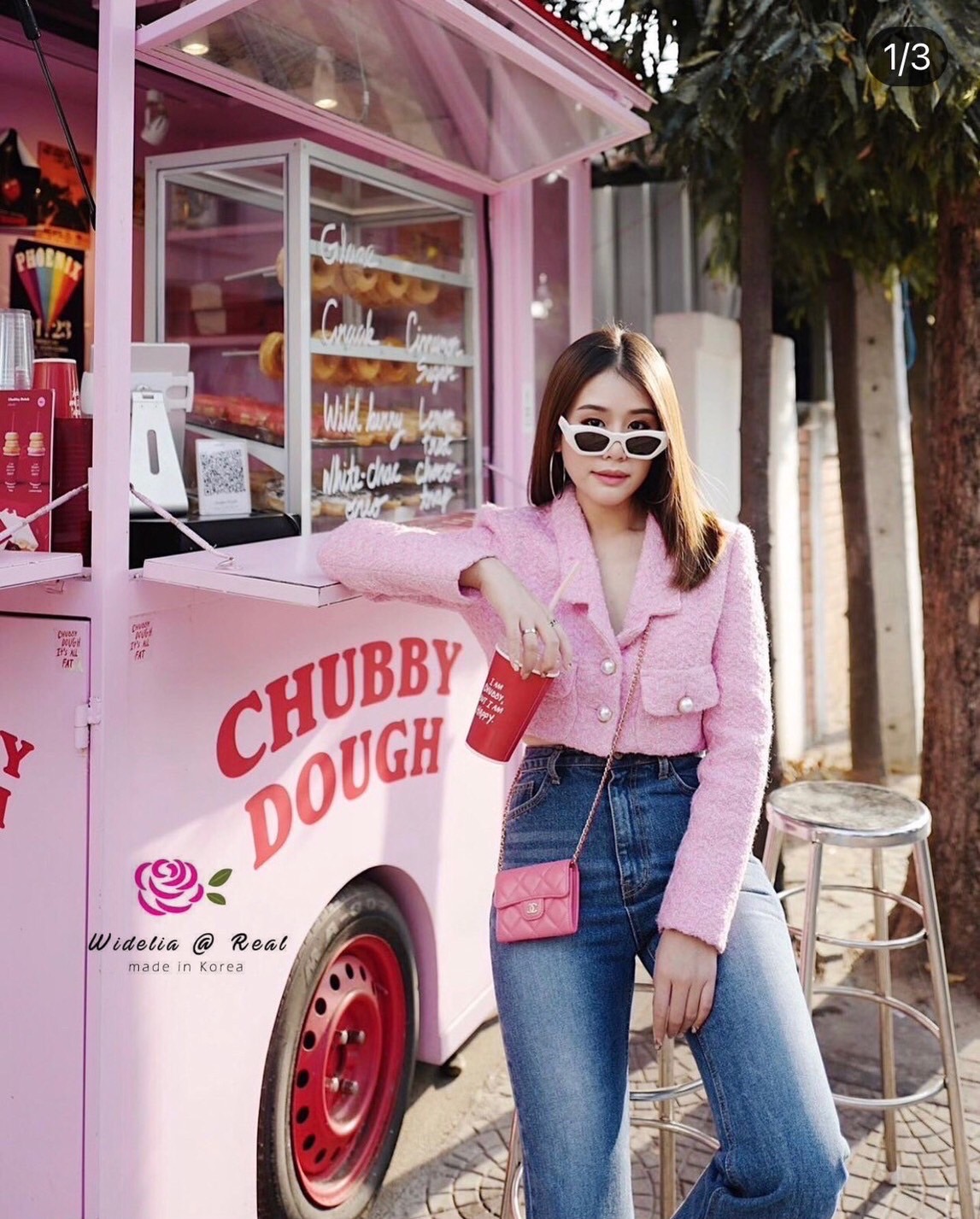 Blazer เสื้อเบลเซอร์ผ้าทวีตชาแนลสุดหรู คุณขารุ่นนี้ทั้งหรูทั้งเก๋ งานสวยปังสุดๆแม่ เนื้อผ้าทวีตทอลายมาอย่างดี สีสันสวยสดใสมาก ดีเทลคือเก๋ไม่ซ้ำใคร ตัวเบเซอร์แต่งกระดุมมาอย่างดี เนื้อผ้าดีมากๆ งานทรงสวยทรงเป๊ะมากๆ แนะนำเลยจ้ารับรองใส่ออกมาดูดีดูแพงแถมไฮโซส