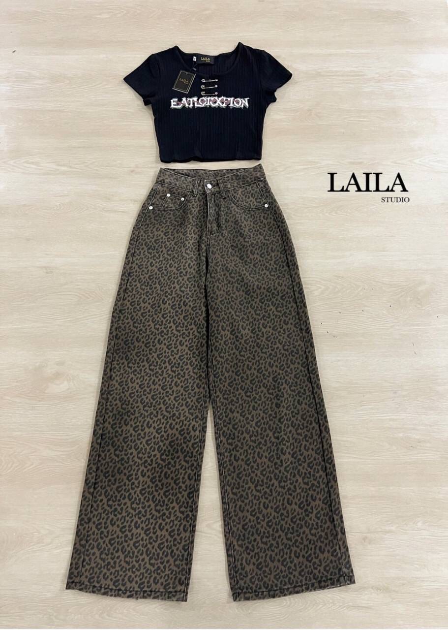 Tag: LAILA Detail: new!! Set เสื้อ+กางเกง เสื้อครอปทรงแขนสั้นมาในโทนสีดำงานผ้ายืดหยุ่นเข้ารูปสวย ช่วงอกแต่งสกีนลายพร้อมเข็มกลัดแต่งเก๋ๆ มาพร้อมกางเกงยีนส์ทรงปล่อยๆแต่งอะไหล่กระดุมสีเงิน มาในลายเสือดาวสุดเก๋🐆 งานผ้าสวยแต่งกระเป๋าสองข้าง ลุคนี้แมชกั