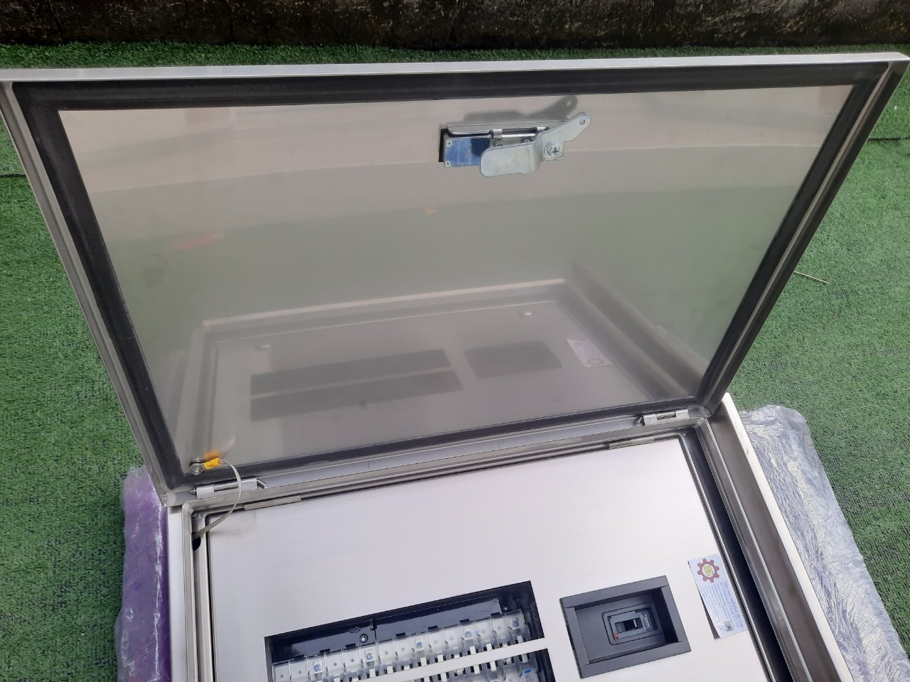 LOAD CENTER 100A ตู้สแตนเลส 304 มีหลังคาสโลป W450xH650xD152mm. (30ช่อง)