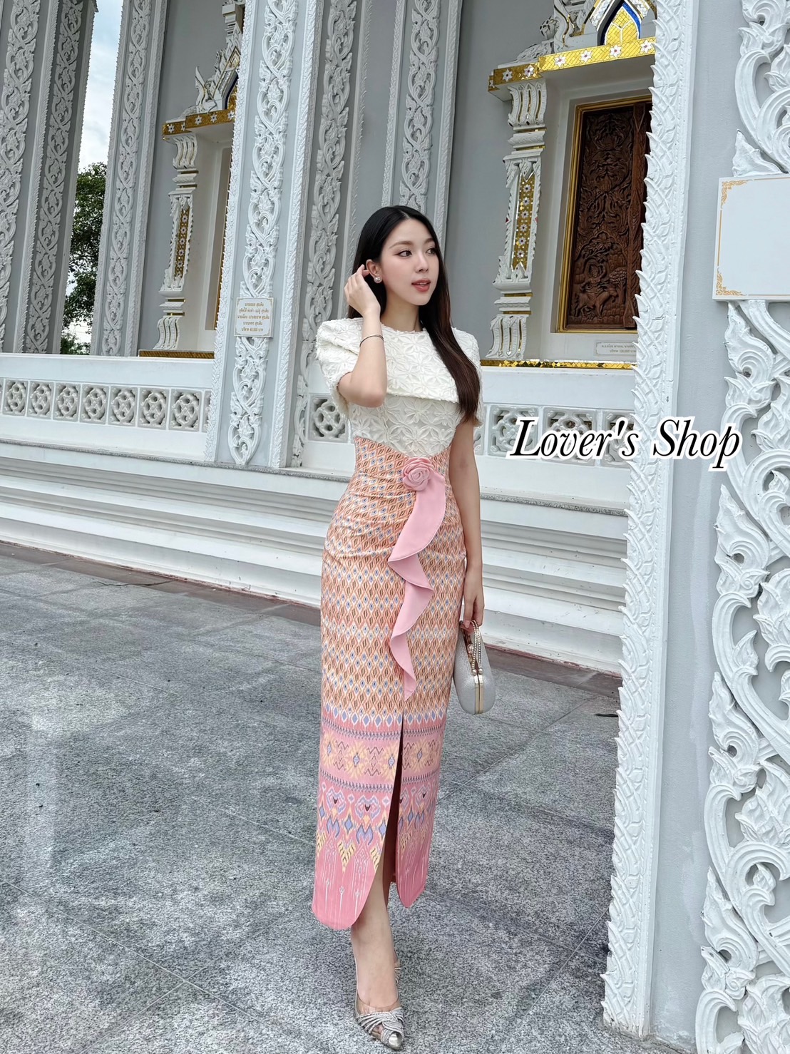 Teg : Lover’s Shop Detail : เซ็ทเสื้อเป็นทรงคลุมไหล่ ทรงเข้ารูปพอดีตัว +ผ้าไทยทรงเอวสูท ผ้าเก็บทรงสวย ใช้ผ้าพิมพ์ลาย #LoveShop