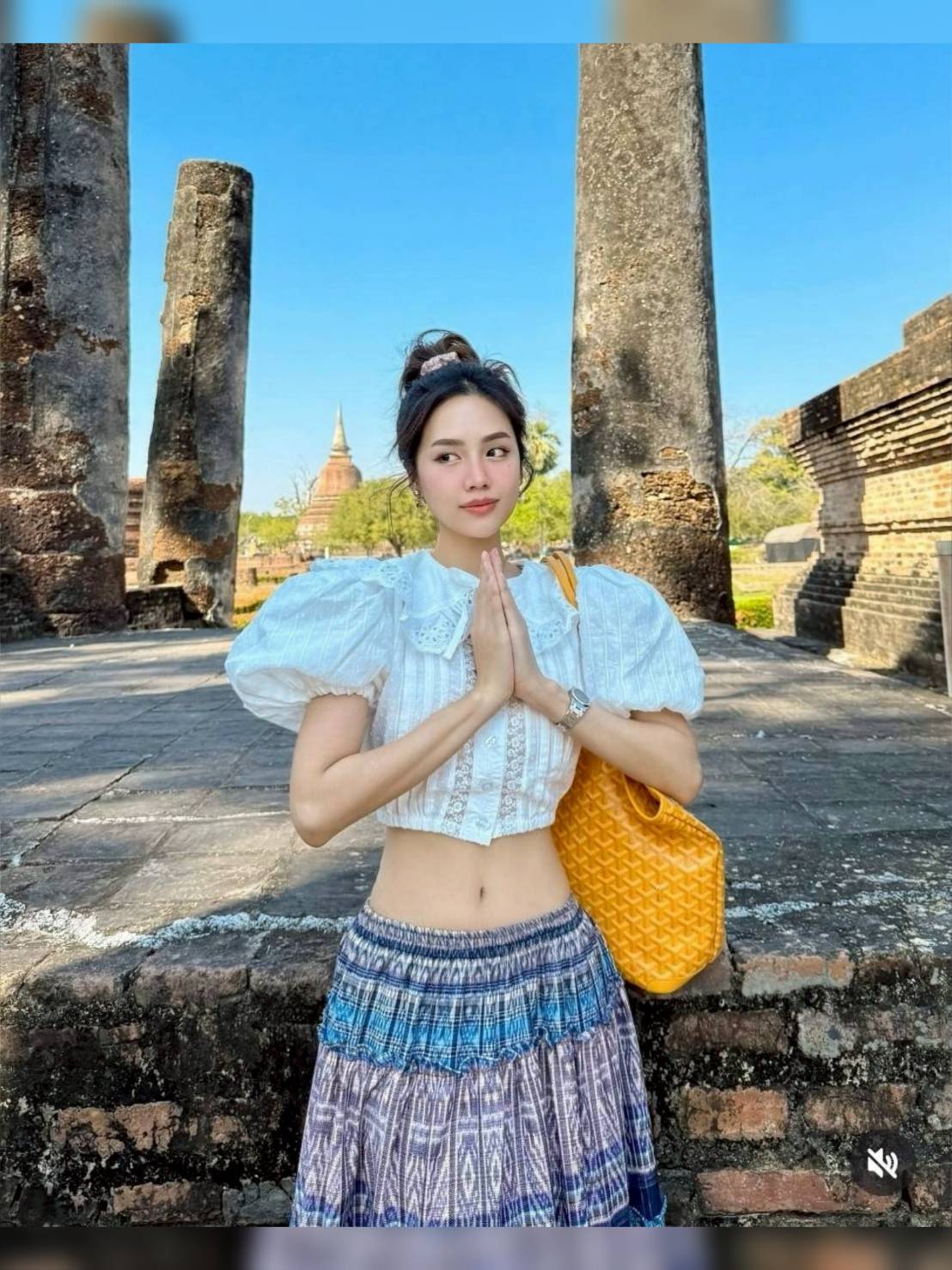 งานเซ็ท ผ้าลูกไม้นุ่มๆแขนพองๆ ดีอะ กระโปรงก็บานดีเวอร์ ไม่มีหวงผ้า ลายสวยเก๋ แม็ชกันลงตัว