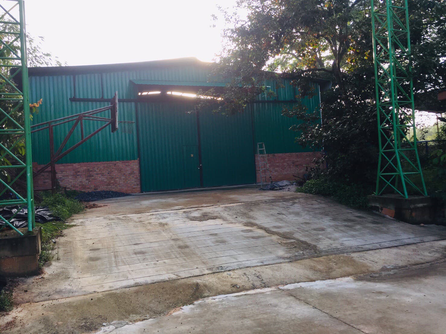 ขายที่ดินพร้อมสิ่งปลูกสร้างราคาถูกอ.หาดใหญ่ใกล้ตลาดสดบ้านพลุห่างจากธกส.สาขาบ้านพลุ320เมตรการเดินทางสะดวกสบายเหมาะแก่การทำธุรกิจ