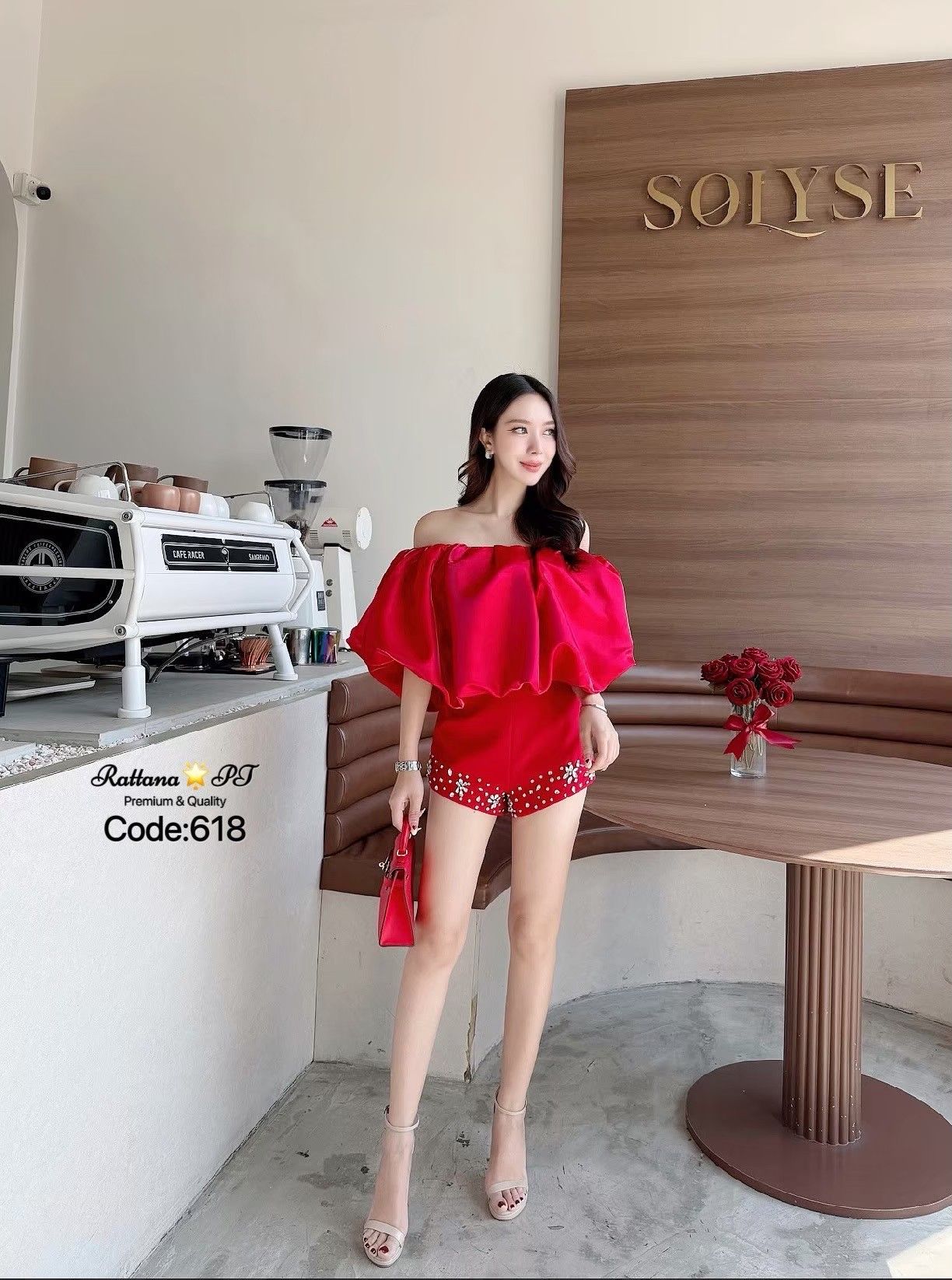 เซตเสื้อกางเกง เนิ้อผ้าสวยมากๆ เสื้อปาดไหล่ทรงบอลลูน สวยหรูดูแพงมาก ชุดมีซับใน มาคู่กับกางเกงแต่งเพชรสวยมากๆ ใส่ดินเนอร์ ออกงาน ปาตี้กับเพื่อน ปัง ปัง ปัง ช้าไม่ได้แล้วคร้า ของสวยๆหมดไวจัดด่วน