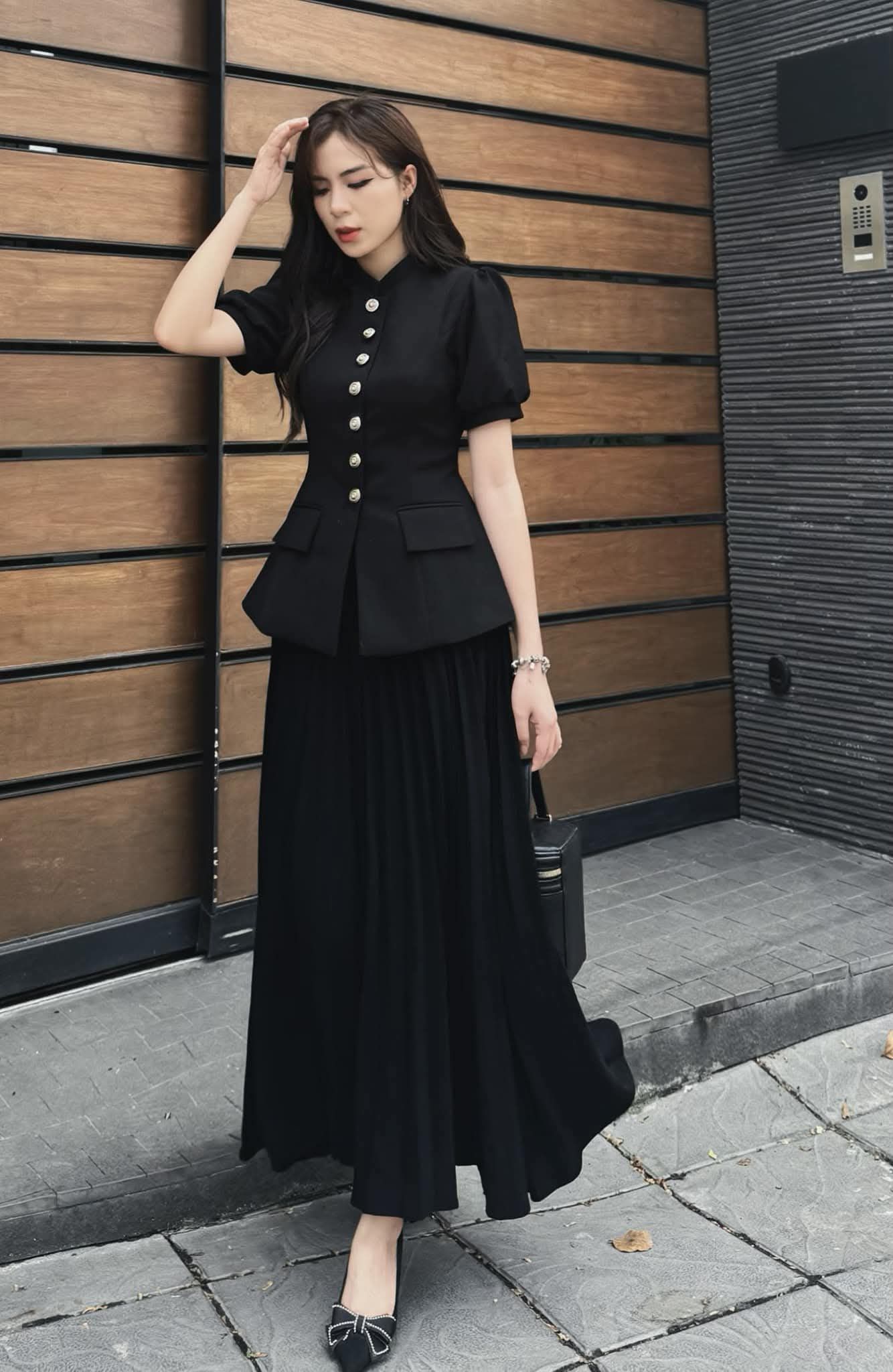 Set เสื้อแขนพอง คอตั้งติดกระดุมเรียงด้านหน้า มาพร้อมกระโปรงยาวอัดพลีททั้งตัวสวยมากค่ะ มีน้ำหนักทิ้งตัว เนื้อผ้าหนาเป็นทรงสวย ซับในทั้งชุดค่ะ... ใส่ออกมาแล้วเป๊ะเว่อร์ แพทเทรินเนี๊ยบสุดๆ ส