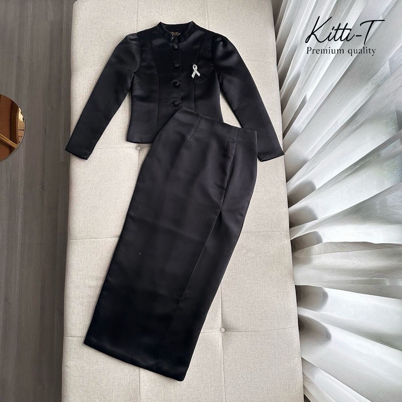 Set (3) ชิ้น เสื้อ+กระโปรง+เข็มกลัด ชุดไทยจิตลดา เสื้อสูทผ้าเงาซาติดีไซน์คอจีน(Mandarin Collar) ให้ลุคสุภาพและหรูหรากระดุมหน้าตกแต่งเรียง 5 เม็ด