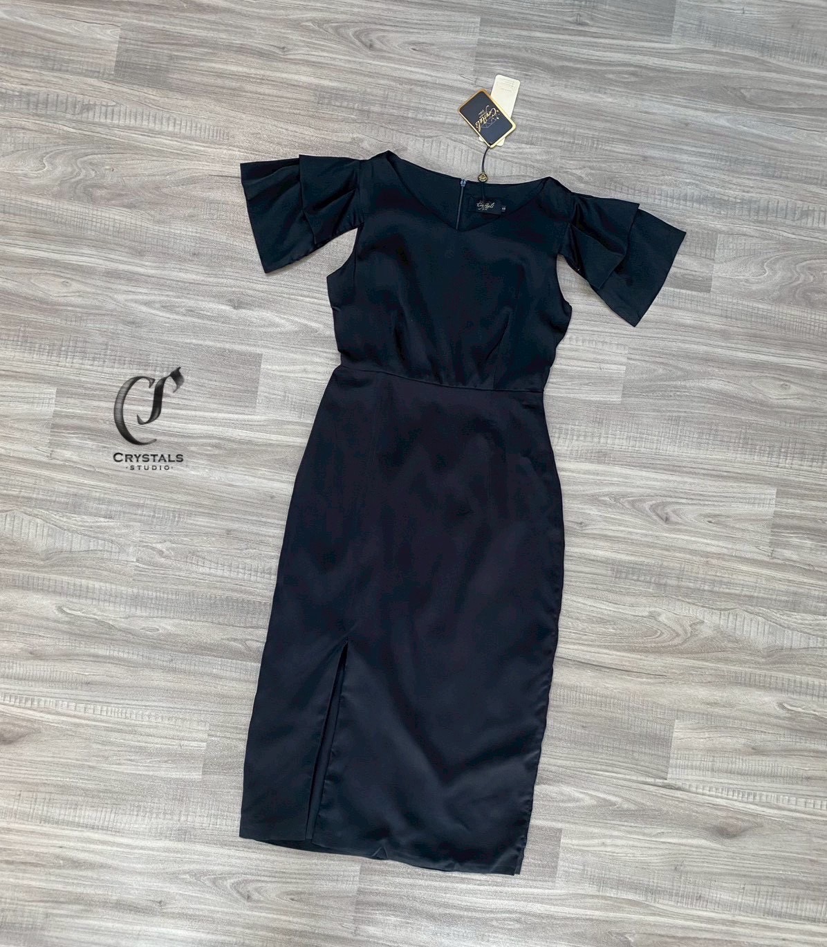 เดรสสีดำเรียบหรู เดรสยาวคลุมเข่าสีดำล้วน แขนกุดแต่งระบาย2ชั้น งานซิปหลัง ชายกระโปรงผ่าข้างเพื่อให้เดินสะดวก สวมใส่สบาย #เนื้อผ้าเกรดพรีเมี่ยมอย่างดี #Crystals #งานป้าย