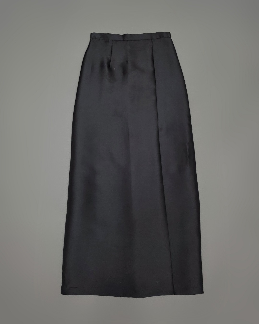 Elegant Black Chitralada Thai Attire Label : LUXE ☑️ เซ็ทเสื้อเข้ารูปผ่าหน้าแขนยาวทรงกระบอก จับคู่กระโปรงป้ายยาวทรงสอบ ☑️ ผ้าปารีส สีดำสนิทมันเงาเล็กน้อย ☑️ สวมใส่สบาย แพทเทิร์นเนี้ยบเข้ารูปกระชับ