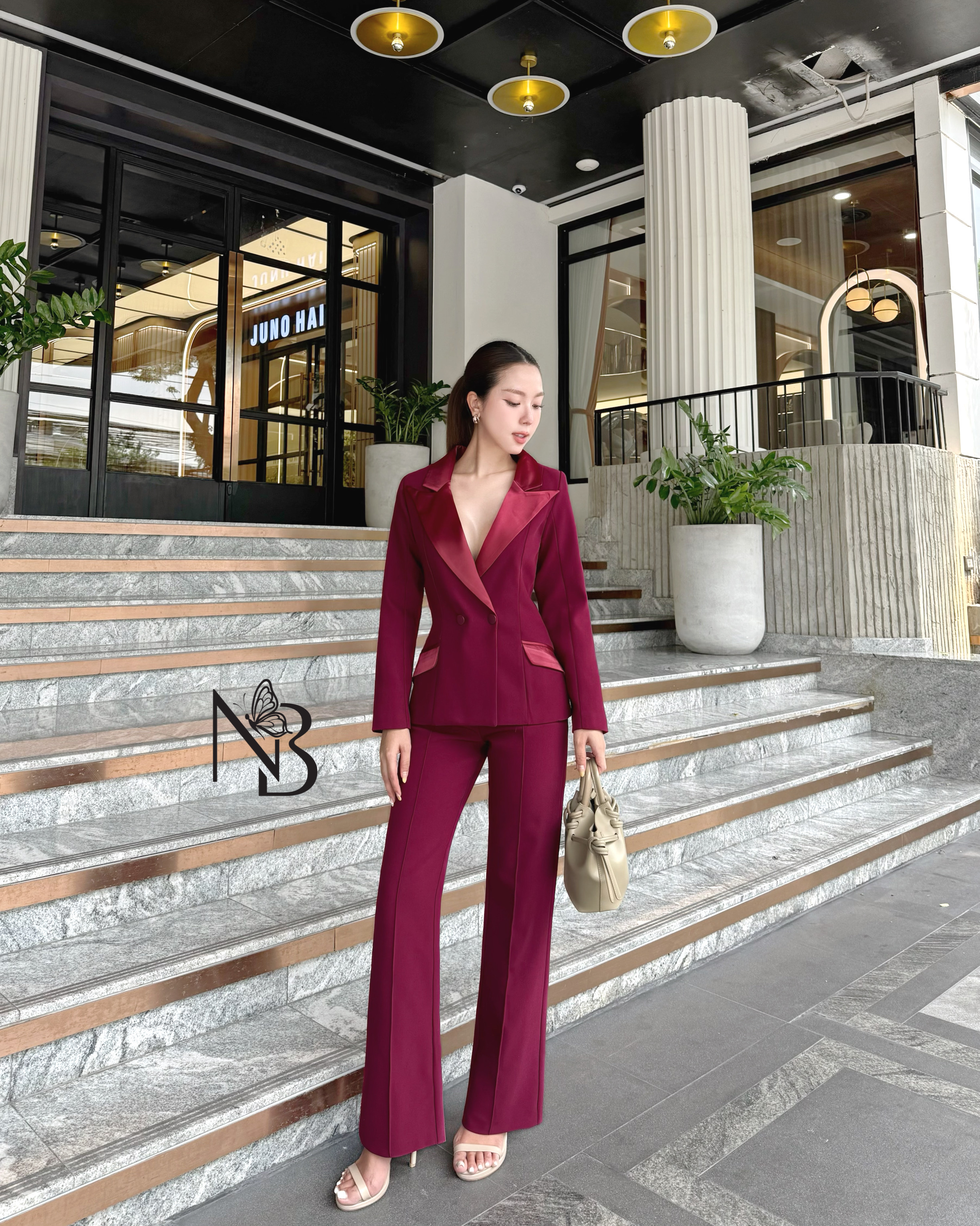 Label :: #NABIBRAND Code :: B-0001 Detail :: Set สูท2ชิ้น เสื้อแขนยาว+กางเกงขายาว ดีเทลเรียบหรู เสื้อคอปกเงาๆ ทำให้ดูแพง กระดุมสองเม็ด มีกระเป๋าสองข้างใช้งานได้จริง กางเกงเอวสูงนิดนึงกระบอกเล็ก