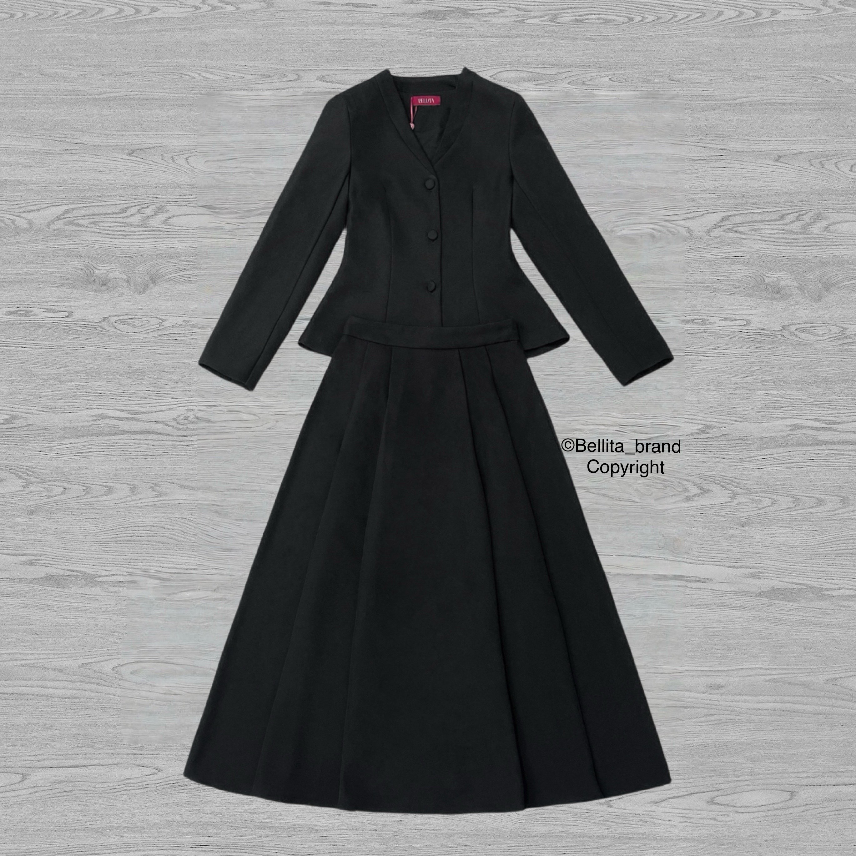 เซต 2 ชิ้น ชุดสุภาพสีดำล้วน เสื้อคอวีแขนยาว กระดุมสีดำด้านหน้า เอวเข้ารูป มากับกระโปรงยาวบานสีดำมีจีบกระโปรง ดูสุภาพเรียบร้อยมาก