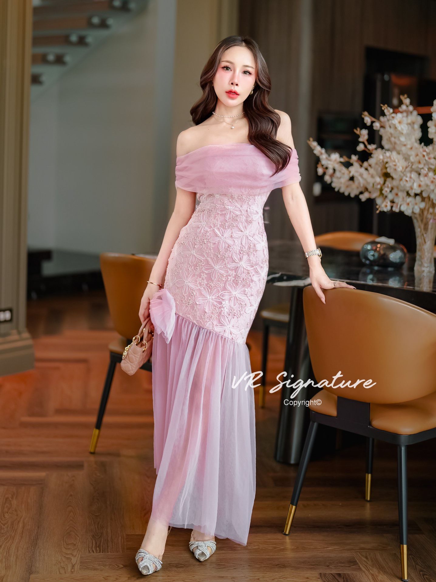 Dress ตัวยาว ปาดไหล่ เนื้อผ้าซีทรูตาข่าย ช่วงตัวใช้ผ้าลูกไม้แฮนด์เมดรูปดอกไม้ปักเลื่อมทั้งตัวสวยมากๆค่ะ อกมีฟองน้ำจัดทรงให้ค่ะ เอวเข้ารูป ชายกระโปรงแต่งเฉียงเล็กน้อย แต่งผ้าตาข่ายชายกระโปรง มีเข็มกลัดดอกไม้