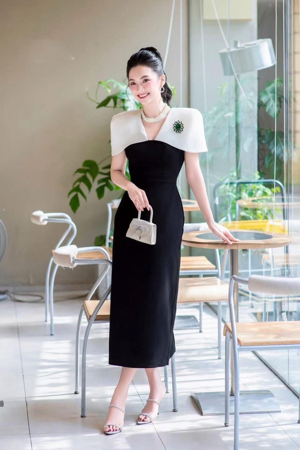 👗👗::Detail :: Maxi เดรสแขนกกุดสีดำ คอวี ดีเทลแต่งปกขาว ยาว คลุมหัวไหล่ ช่วงไหล่ และอก เสริมฟองน้ำมาอย่างดี ตัวเดรสเป็นทรงเข้ารูป แต่งผ่าหลังยาว มีชับใน ซิปหลัง มาพร้อมเข้มกลัดเพชรมรกตสีเขียว