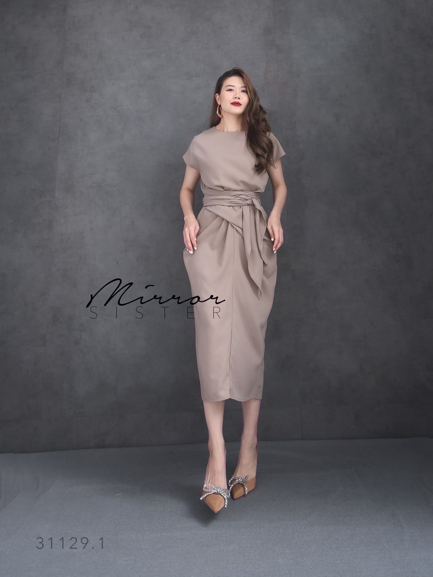 MiRRoRSiSTER's WeNDA DReSS•• เดรสทรงสวยเบสิค ใส่ง่ายใส่ได้บ่อย ช่วงบนเป็นแขนสั้นคอกลม แพทเทรินทรงหลวม แต่สามารถผูกเอวให้เข้ารูปตามไซส์ที่ต้องการได้ ช่วงกระโปรงจับแต่งdrapped เมื่อผูกเสร็จเรียบร้อยแล้วสวยเก๋ ชุดเดียวจบ