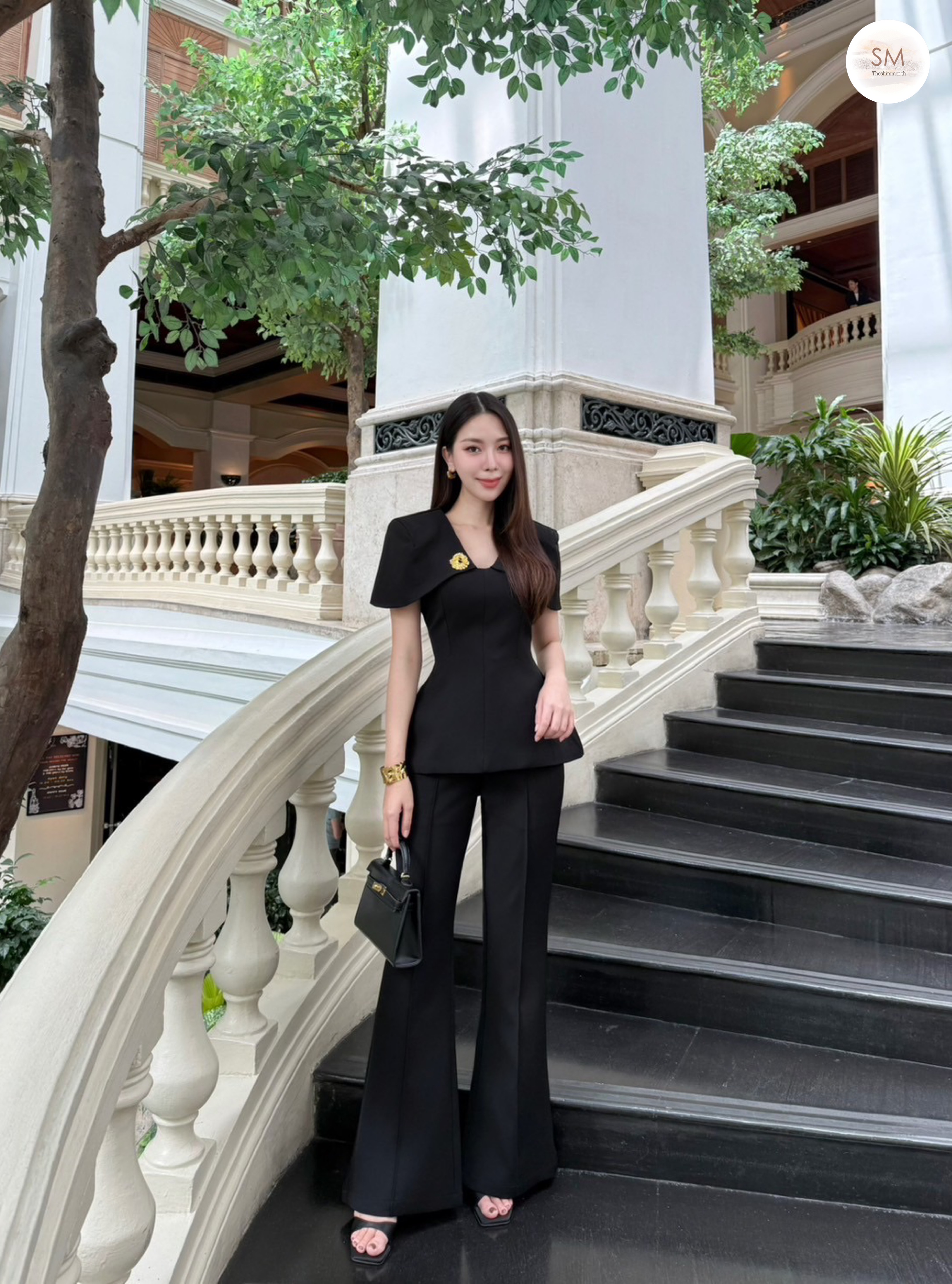 เสื้อคอวีดีไซน์แขนคลุมไหล่แพทเทิร์นสวยเข้ารูปแต่งด้วยเข็มกลัดโลหะทอง แมทช์คู่กับกางเกงขาม้าทรงสวย เนื้อผ้าโพลีเอสเตอร์มีน้ำหนักทิ้งตัวเก็บทรง ให้ลุคสวยหรูแก่ผู้สวมใส่