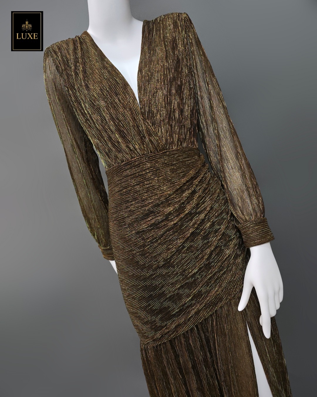 Label : LUXE แม็กซี่เดรสเสื้อคอวีป้าย แขนยาวเสริมไหล่ กระโปรงจับเดรปย่นเข้ารูปตรงสะโพก ต่อชายกระโปรงบาน ผ่าหน้าขา ทำจากผ้าราเม่อัดพลีทผสมดิ้นเมทัลลิก ผ้านุ่ม ยืดหยุ่น ใส่สบาย เล่นแสงสวย มีซิปซ่อนและซับในเต็มตัวค่ะ