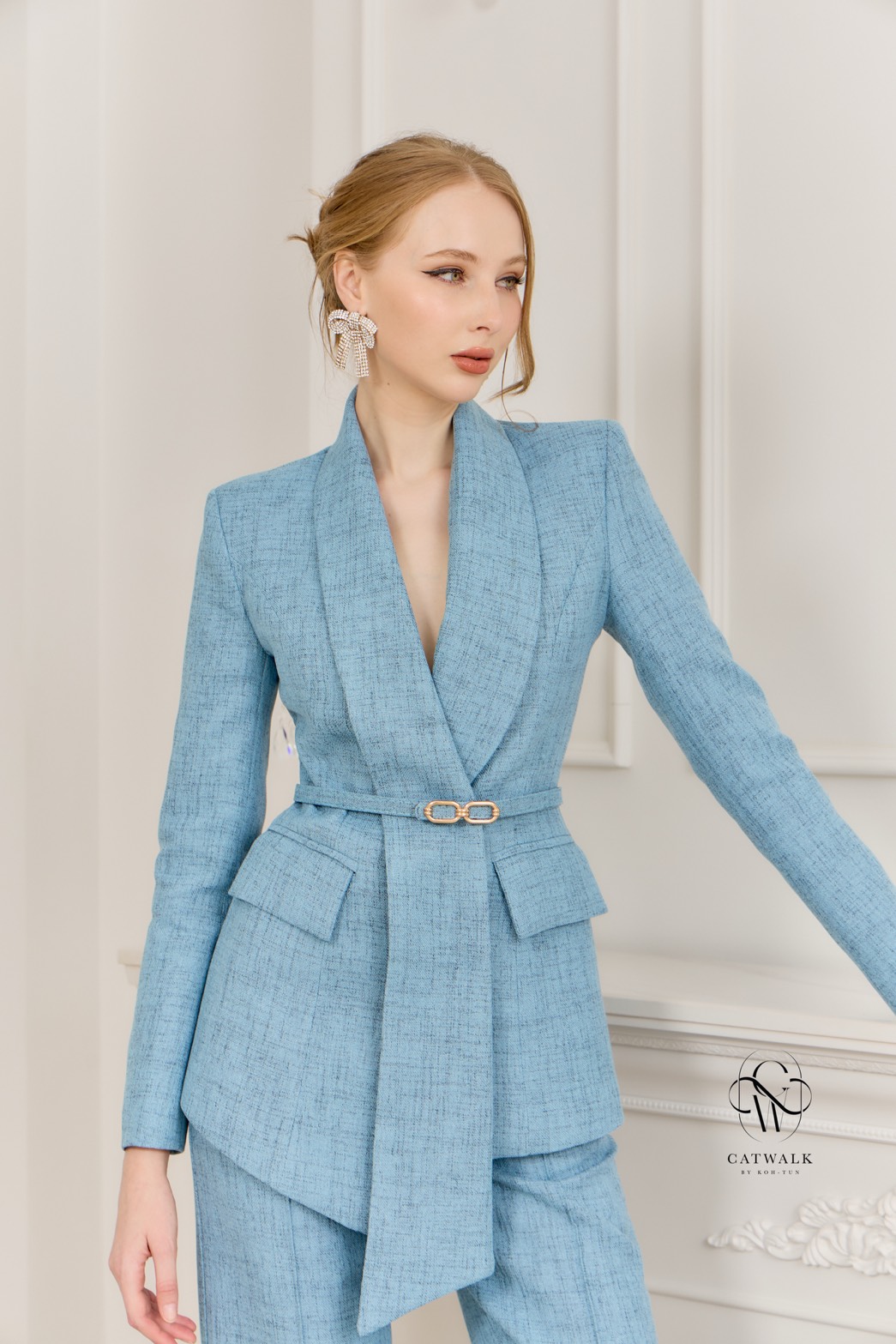 CATWALK BY KOH-TUN Detail>>> Set BLAZER เกรดพรีเมี่ยม เนื้อผ้าเกรดเอ ผ้าสั่งทอลายในตัว สวย ดูคลาสสิกมาก ตัวBLAZER เป็นทรงเข้ารูป มีกระเป๋า 2 ข้างใช้งานได้จริง ช่วงปกดีไซน์ออกมาดูเก๋สุดๆ มีเข็มขัดหัวทองคาดแล้วข่วยทำให้ดูเข้ารูปเป็นทรงมากยิ่งขึ้น ม