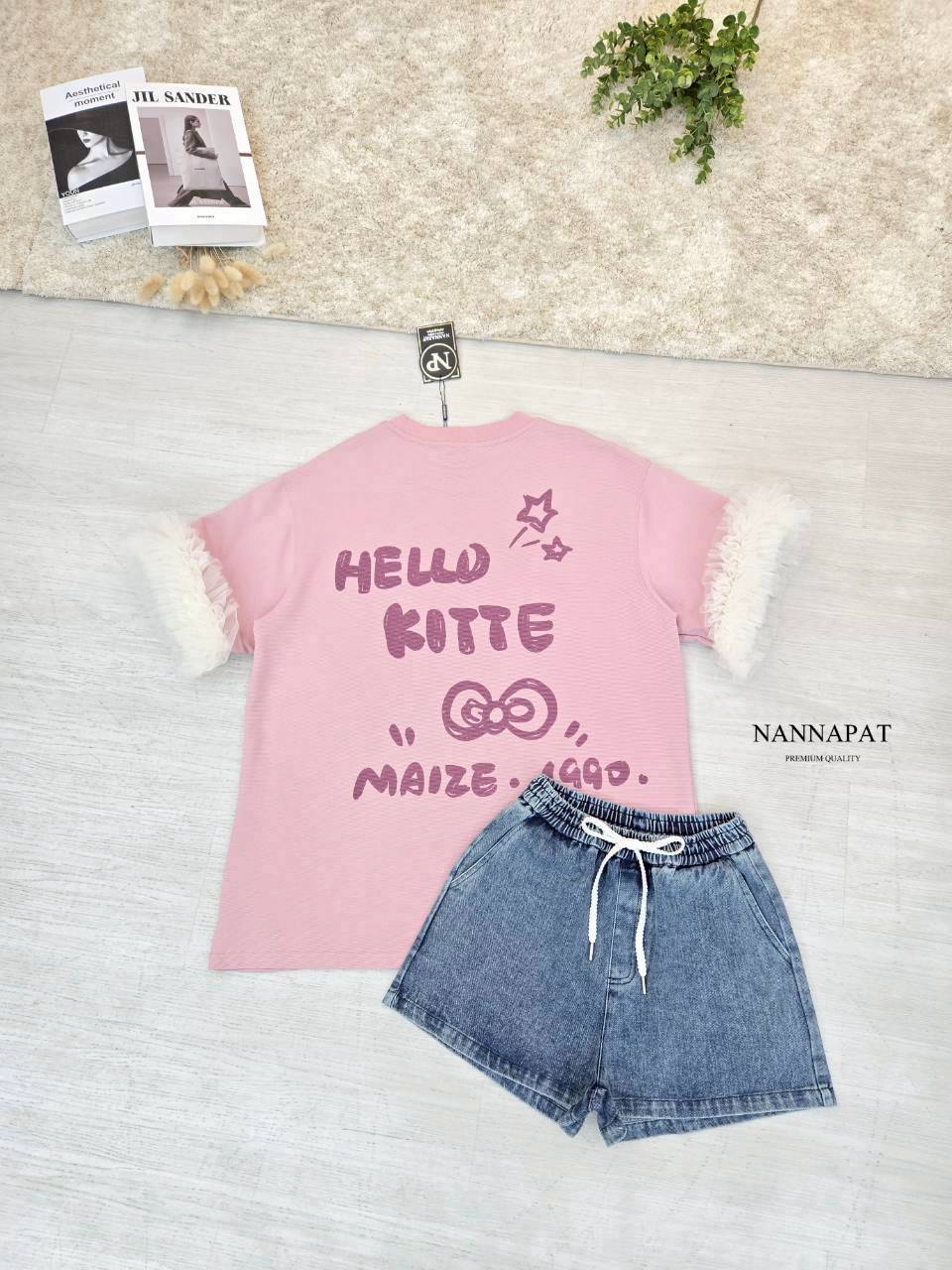 ชุดเซ็ทOversize น้องแคทหวานเจี๊ยบ ผ้านุ่มใส่สบาย ตัวผ้าเค้ามีเท็คเจอร์ทั้งตัวเลยค่าา แต่งปักจึ้งๆ ลายหน้าหลัง แต่งดอกไม้ 3D อย่างสวย งานดีเทลแน่นๆ มาพร้อมกางเกงยีนส์แท้ฟอกสวย เอวสม็อค