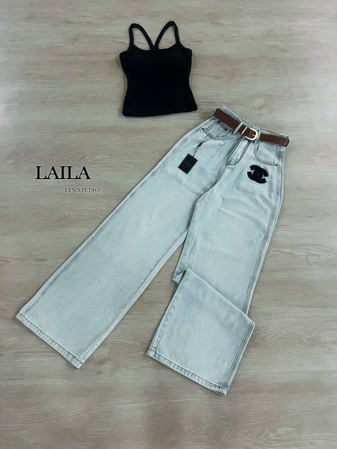 Tag: LAILA Detail: Set เสื้อ+กางเกง งานเสื้อทรงสายเดี่ยวแต่งเสริมทรงที่อกตามสไตล์สาวแซ่บ เสื้อทรงเข้ารูปเนื้อผ้ายืดหยุ่นได้นิดหน่อย มาพร้อมกางเกงยีนส์ขายาวงานทรงขากระบอก แต่งสียีนส์ฟอกพร้อเข็มขัดและอักษรแบรนหน้าขาสาวเวียดนามแซ่บๆดูดีแมชกันลงตัว #bylaila b