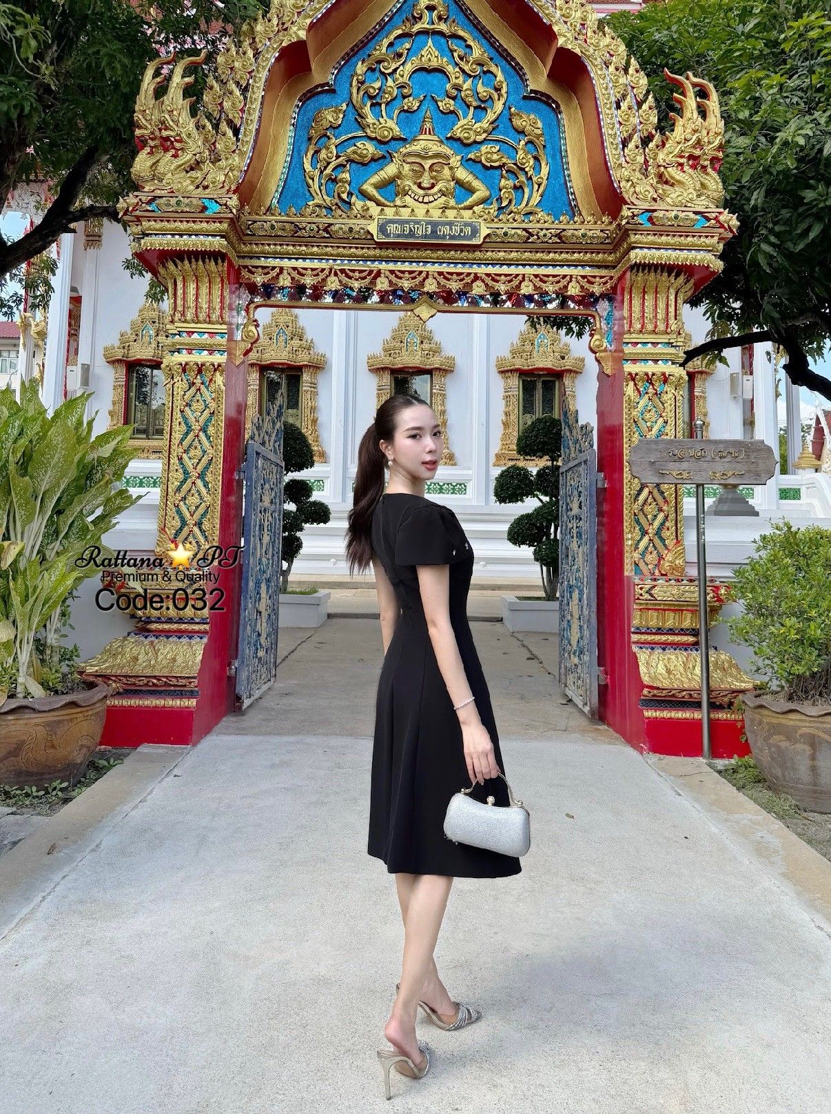 เดรสสีดำ เรียบหรูดูแพง แต่งเพชรที่หน้าอกและแขนเสื้อ ให้ดูสวยเก๋ดูแพง เนื้อผ้าดีมาก หน้าอกมีฟองน้ำ มีซับในทั้งชุด มีซิบด้านหลัง จะใส่ไปงานแต่ง ใส่ไปงาน ใส่ออกงาน รับรองสวยแพง