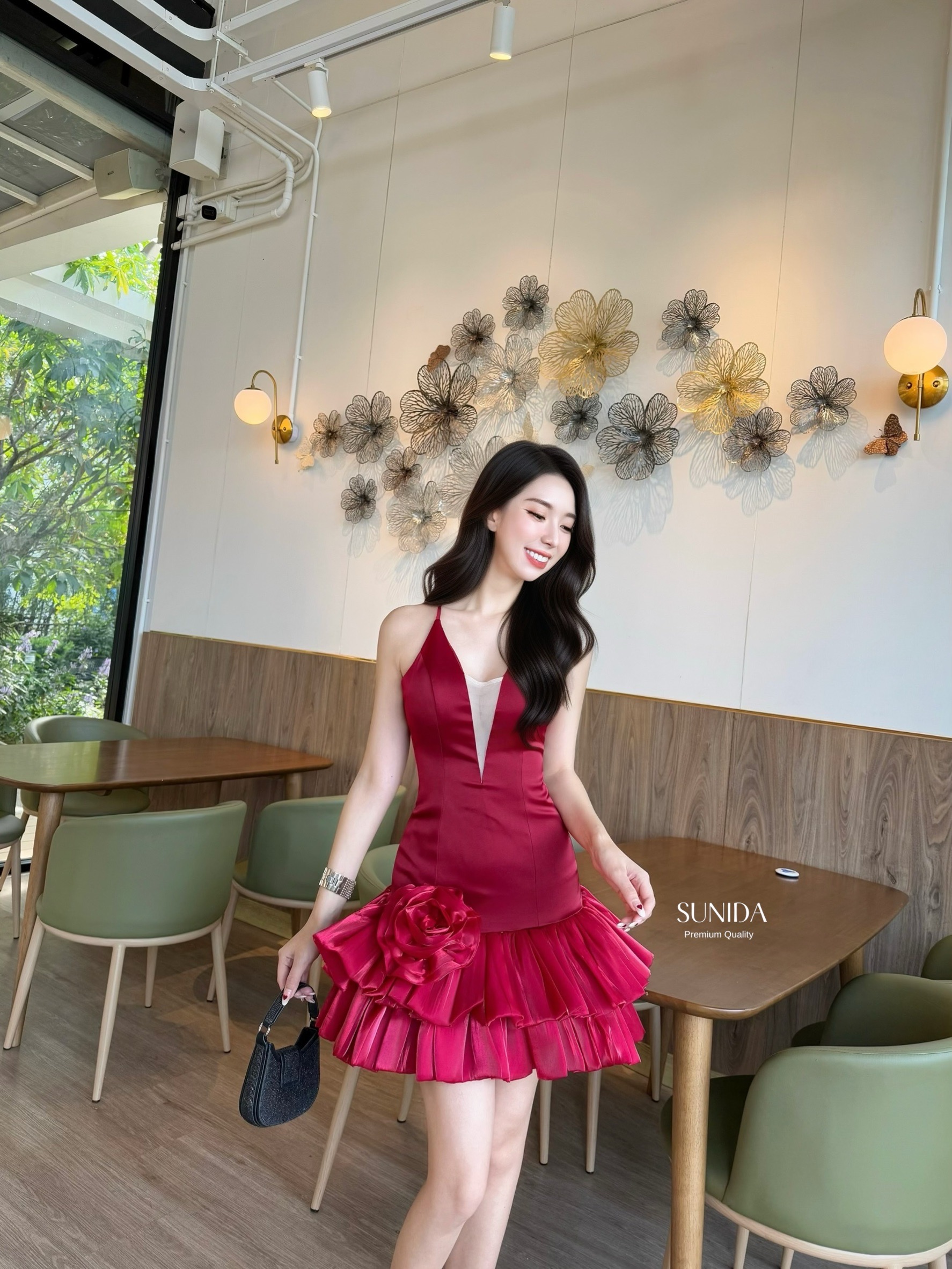 ชุดเดรสสีแดงไวน์ ดอกไม้ใหญ่อลัง ดอกไม้ถอดแยกชิ้นได้ หน้าอกชุดมีพองน้ำสายเสื้อปรับระดับได้ แพตแป๊ะสวย ชุดด้านหลังมีความเว้า ใส่แล้วหุ่นดีมาก มีซีทูตรงหน้าอก ใส่ดินเนอร์ออกงานเรียบหรู มากแม่