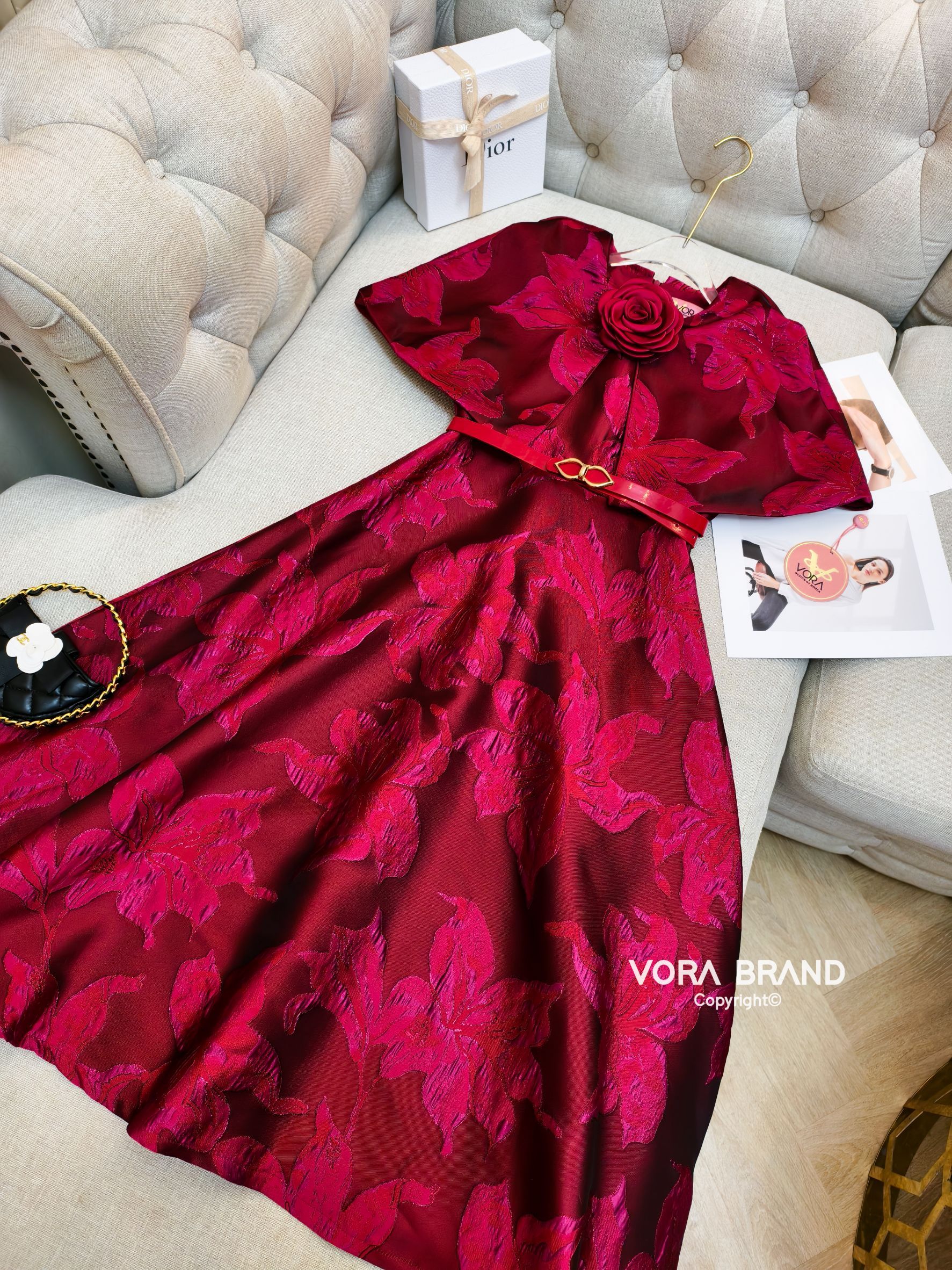 Dress ยาวแขนกุด แต่งผ้าคลุมไหล่ มีเข็มกลัดดอกไม้แต่งช่วงคอเสื้อ เอวเข้ารูป กระโปรงบานสวย มีเข็มขัดเข้าชุดให้ด้วยค่ะ คุ้มมากๆ เนื้อผ้าทอ มีtexture สวยมากค่ะ มีน้ำหนักทิ้งตัวสวย มีซับในทั้งชุดค่ะ