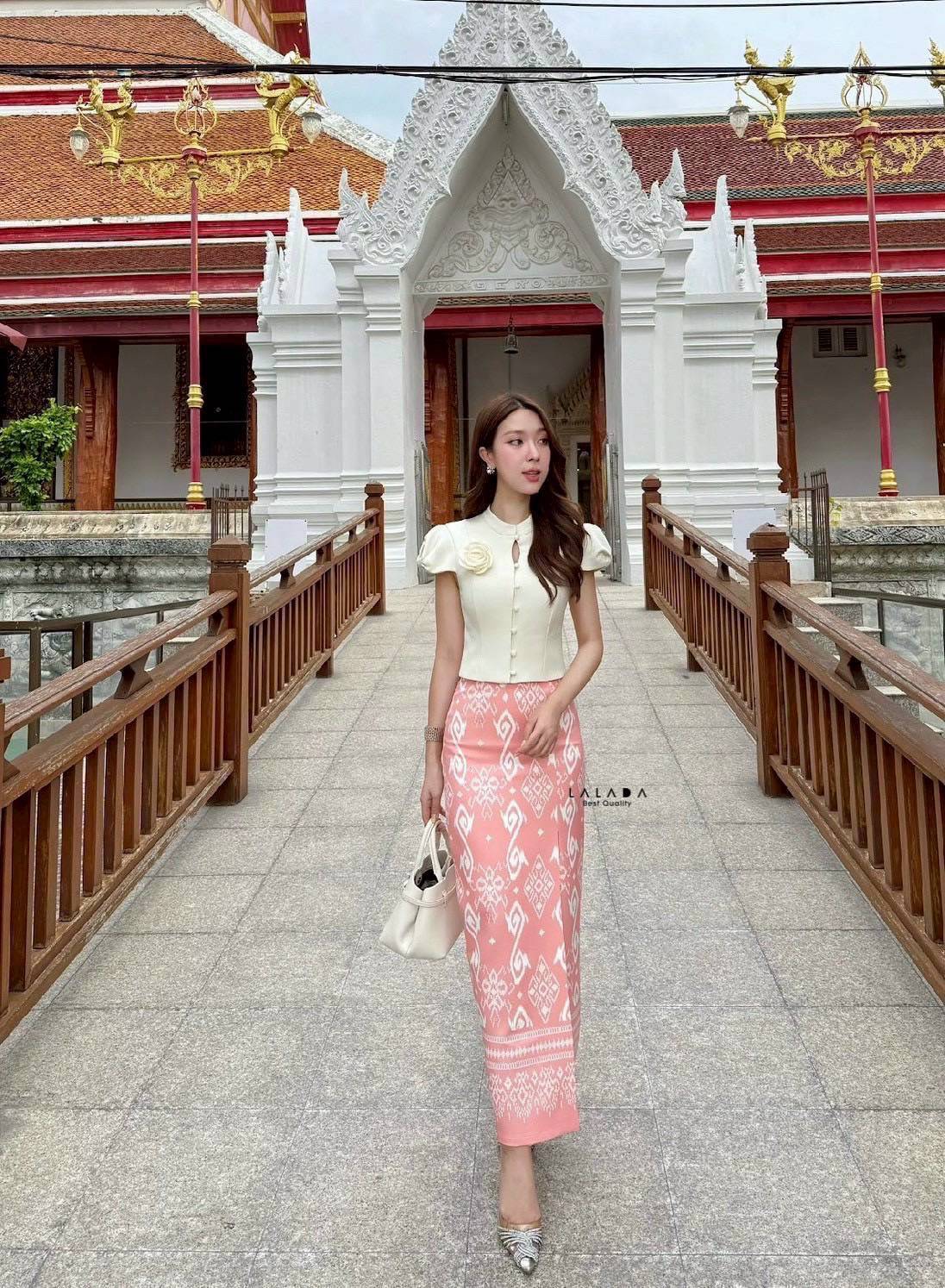 set 2 ชิ้น ผ้าไทย ชุดไปทำบุญ ชุดไปงาน พร้อมส่งค่า เสื้อคอกลมสีครีมงานกระดุมหน้า + เข็มกลัดดอกไม้ มีดีเทลที่ช่วงแขน ผ้าถุงสำเร็จ ผ้าพิมพ์ลายใส่ลื่นนุ่มสบาย