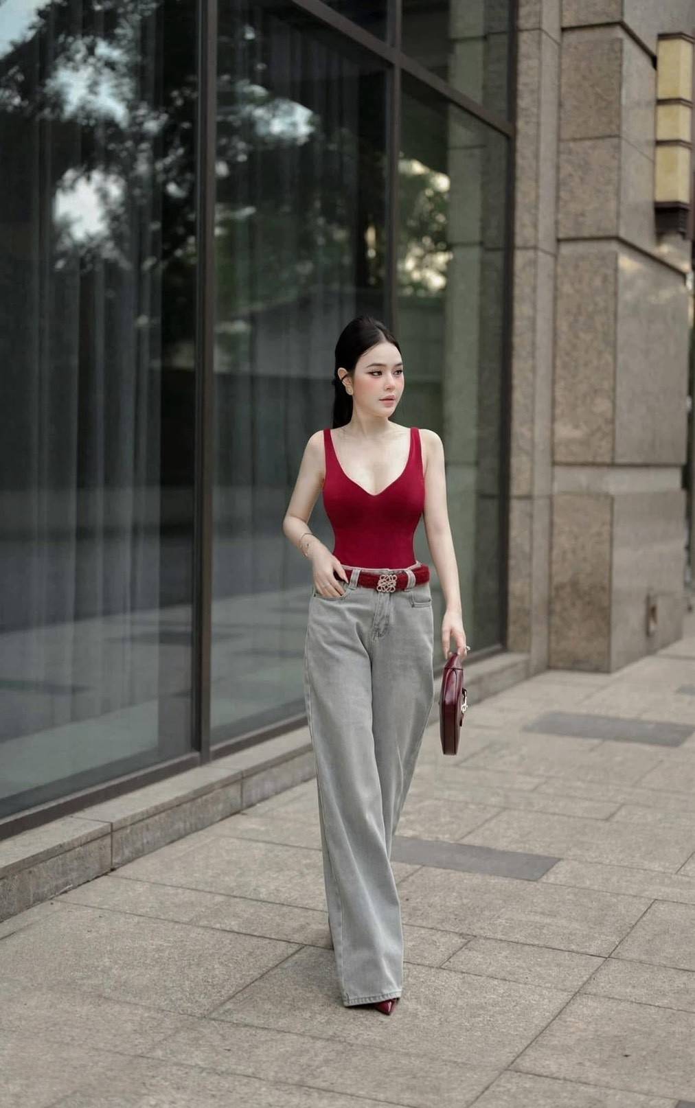 Set 2 ชิ้น บอดี้สูทสีแดงสายเดี่ยวอกเว้าลึกเนื้อผ้านิ่มใส่สบาย ( ไม่เสริมฟองน้ำ ไม่มีซิปหลัง ) มาพร้อมกับกางเกงยีนส์ขายาวเอวสูงกระดุมและซิปด้านหน่า มีกระเป๋าล้วงทั้งสองข้างกางเกงสีฟอกสนิ สวยมาก และยังมีเข็มขัดหนังสีแดงใหือีกเส้น สวยแซ่บสุดๆ