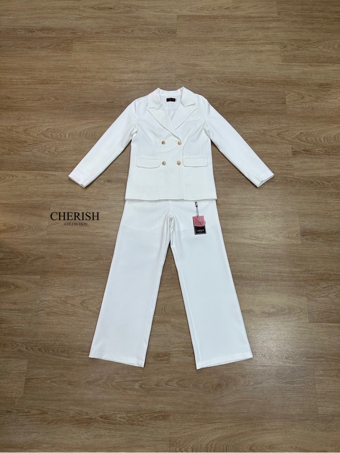 Setsuit เสื้อ+กางเกง ลุค CEO เรียบหรู ดูทันสมัย ทรงสวย ใช้ผ้าดี ใส่สบาย ตัวเสื้อสูทแต่งกระดุมทองมีกระเป๋า พร้อมซับในทั้งตัว มาพร้อมกับกางเกงขากระบอก มีกระเป๋า 2 ข้าง เซตนี้จะใส่ทำงาน หรือออกงานดูดีสุดๆค่ะ