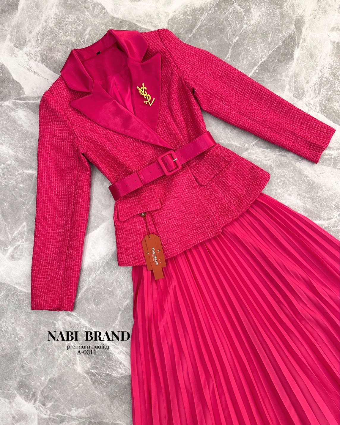 ชุดเซ็ตเสื้อคลุมแขนยาวดีไซน์ชุด สวยหรูดูแพง ปกคอแต่งด้วยผ้าSATINเงา ติดกระเป๋าหลอก2ข้าง มีกระดุมตรงกลาง 2เม็ด มาคู่กับกระโปรงอัดพลีทซิปข้าง มีเข็มกลัดและเข็มขัดมาให้ในเซ็ต ใส่แมทส์กันคือ สวย หรู ดูผู้ดีมาก ดีไซน์มาให้แบบผ้า 2ชนิด เสื้อคลุมใช้ผ้าทวิต กระโป