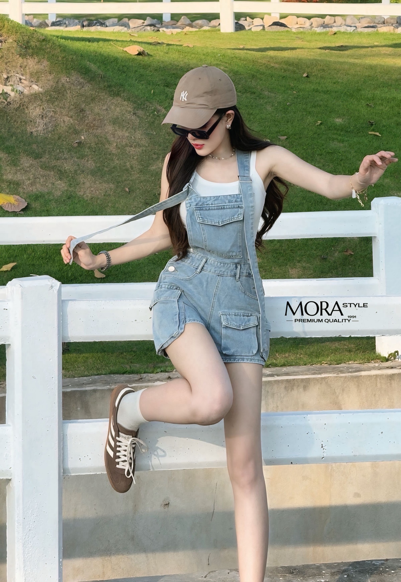 :เซ็ต 2 ชิ้น เอี้ยมยีนส์ขาสั้น แต่งกระเป๋าด้านหน้าและด้านข้าง สายปรับระดับได้ มาพร้อมกับเสื้อตัวใน ผ้ายืดหยุ่นใส่สบาย ทรงสวย ใส่แมทน่ารักมากกก