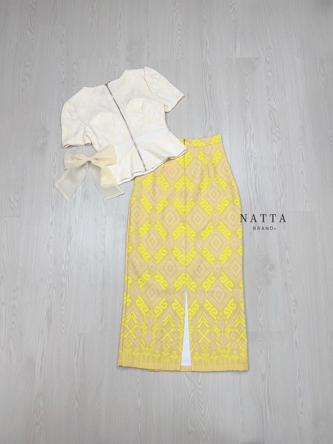 ชุด Set 2 ชิ้น เซ็ตชุดผ้าไทยเสื้องานผ้าลูกไม้สีครีม แต่งระบายเสื้อ ซิปด้านหลัง เสริมฟองน้ำทรงสวยมากขึ้น มีโบว์ผ้าชีฟองให้ในชุดด้วย มาพร้อมกระโปรงยาวซิปลายผ้าไทย แหวกด้านหลัง งานผ้าหนาสวยมากรุ่นนี้ค่า แนะนำมากค่า