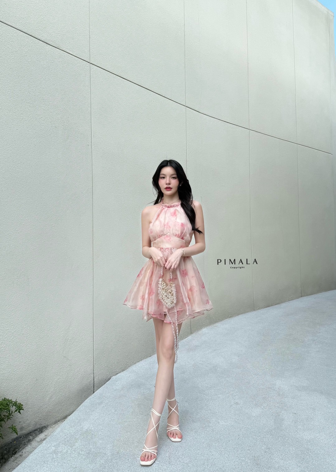เดรสสวยหวานผูกโบว์ด้านหลังลายผ้าน่ารักขับผิวขาวผ่องขึ้นด้วยค้า เนื้อผ้าสีสวยมากจริงๆ เอวสวยทรงเข้ารูปกระโปรงเล่นระดับให้ขาสวยดูสวยสไตล์เจ้าหญิง มีฟองน้ำอกเพื่อทรงสวย