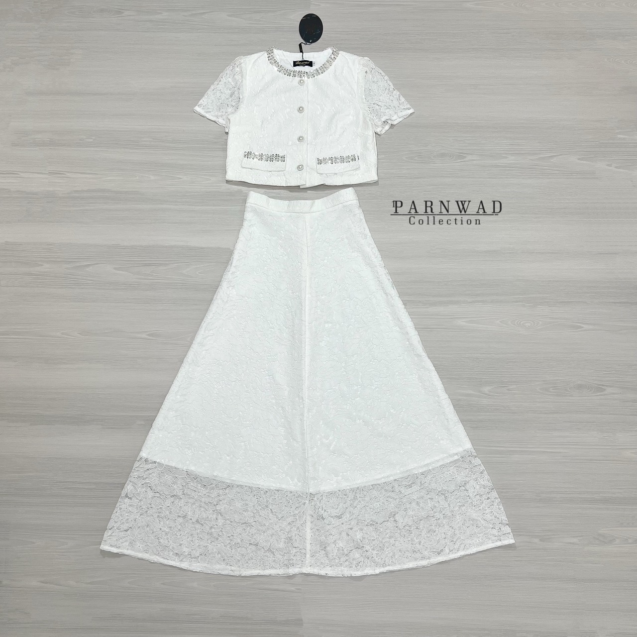 Set เสื้อลูกไม้เนื้อนิ่มกระดุมหน้าแต่งเลื่อมสีเงินที่คอและกระเป๋า มาพร้อมกับกระโปรงลูกไม้เอวสูงซับในทั้งชุด จะใส่ไปงานบุญทอดกฐินหรือกินเจก็สวยเลิศ ชุดนี้ไม่มีไม่ได้แล้วนะคะ #parnwadcollection