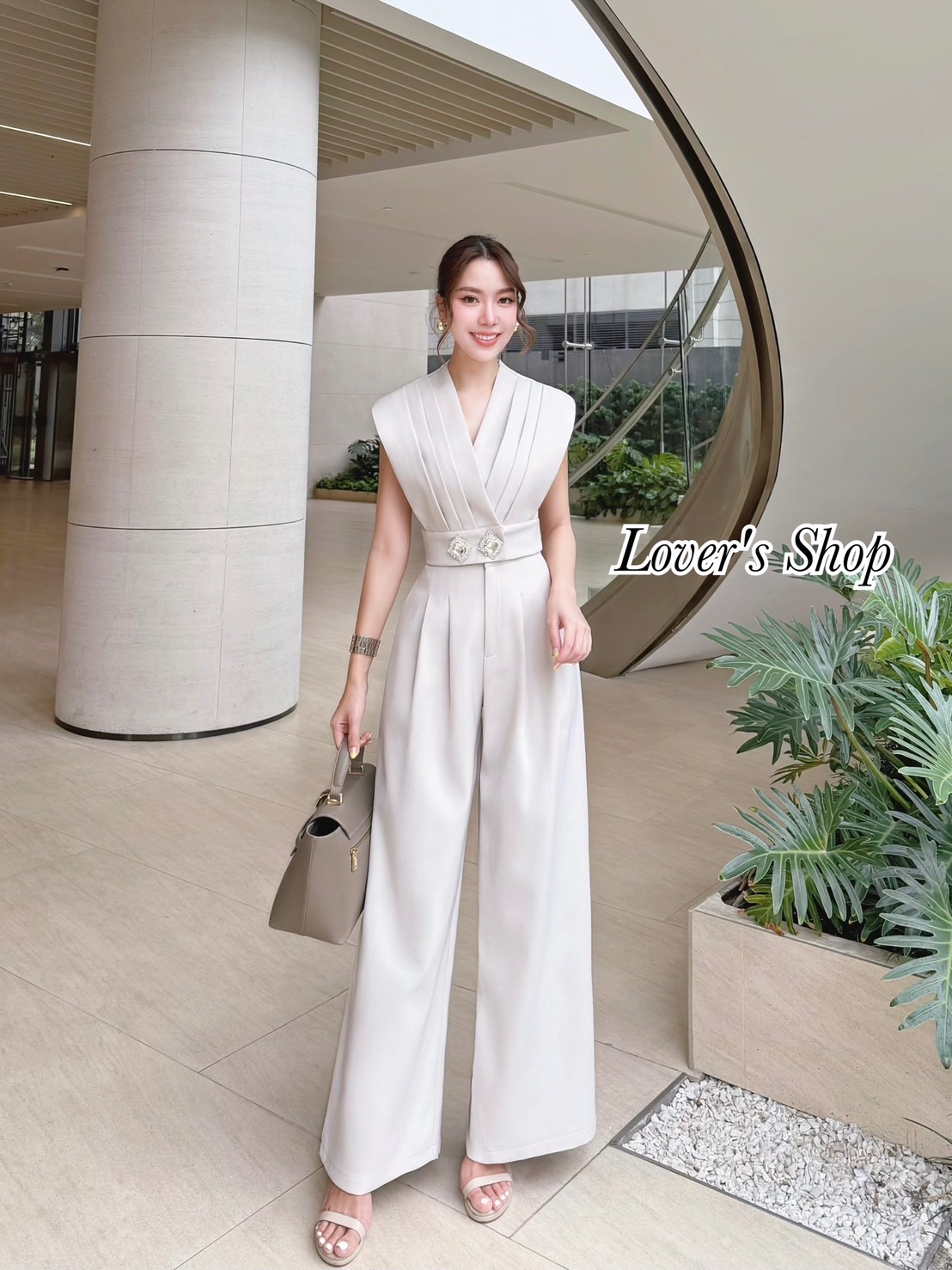 Teg : Lover’s Shop Detail : Set.2ชิ้น ลุคเรียบหรูดูผู้ดี เซ็ทนี้โดเด่นที่ตัวเสื้อ แต่งกระดุมเพชร เย็บจับจีบ สวยหรู ตัวเสื้อเป็นงานกระดุมซ้อนด้านหน้า(อยู่ด้านในตรงเพชร) กระดุมเพชรสามารถเอาออกได้นะคะ ช่วงอกมีกระดุมซ้อน