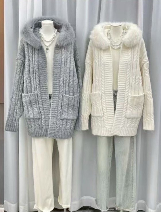 เสื้อคลุมไหมพรมมีHood Fur🤩 ทรงoversize มีกระเป๋าหน้า ผ้าทอลายแน่นเนื้อดี hoodดีไซน์ขนเฟอร์ติดกระดุมซ่อนแยกได้ค่ะ ใส่สวยฟรุ้งฟริ้ง ถ่ายรูปสวยปังแน่นอน