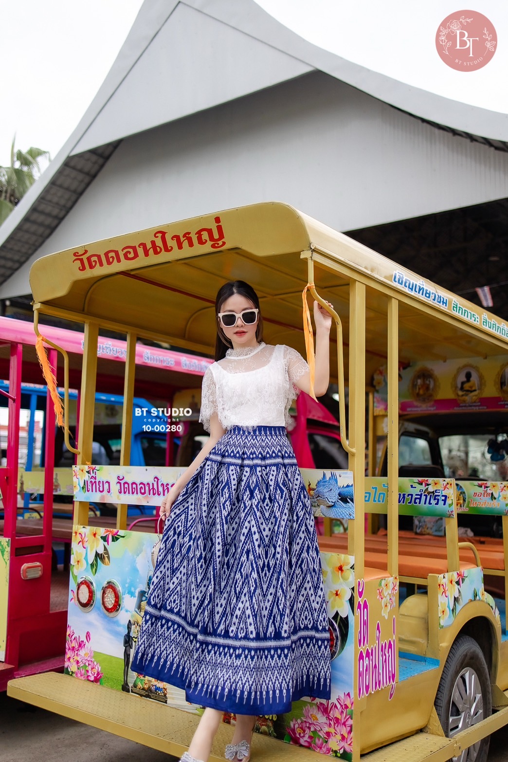 เซท 2 ชิ้น เสื้อลูกไม้ดีเทลแต่งระบายคลุมไหล่ ด้านในมีซับในเสื้อสายเดี่ยวด้านใน แมทซ์กับกระโปรงพิมพ์ลายผ้าไทย งานสวยแมทซ์กันสวย ลัคชูมากกกก #ชุดไทย #ผ้าทอ #งานป้ายบีที #btstudio