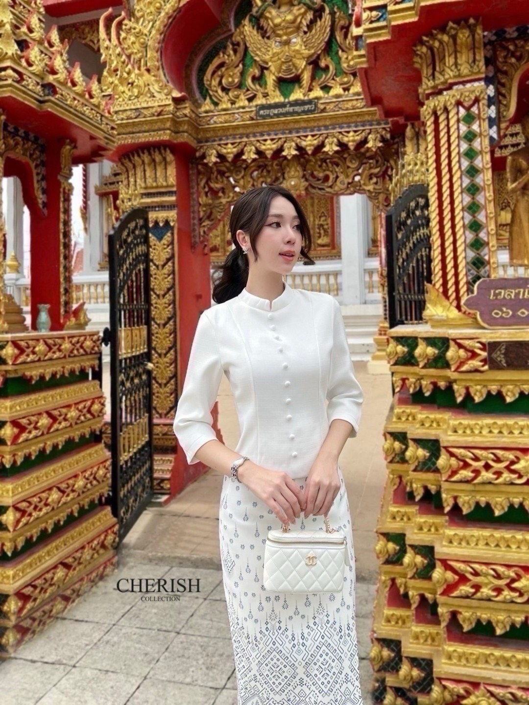 เช็ท 3 ชิ้น ชุดงานบุญ ชุดไทยหรือจะใส่เป็นธีมชุดเพื่อนเจ้าสาวก็เหมาะ ใส่ได้ทุก เทศกาล ดีเทล เสื้อคอกลมแต่งกระดุมเรียง แขน 3 ส่วน เสริมซับในอย่างดี ใส่คู่ผ้าถุงพิมท์ลาย เนื้อผ้าใส่สบาย มีเข็มขัด ไม่ว่าจะออกงานไหน ก็สวยยืนหนึ่งค่ะ